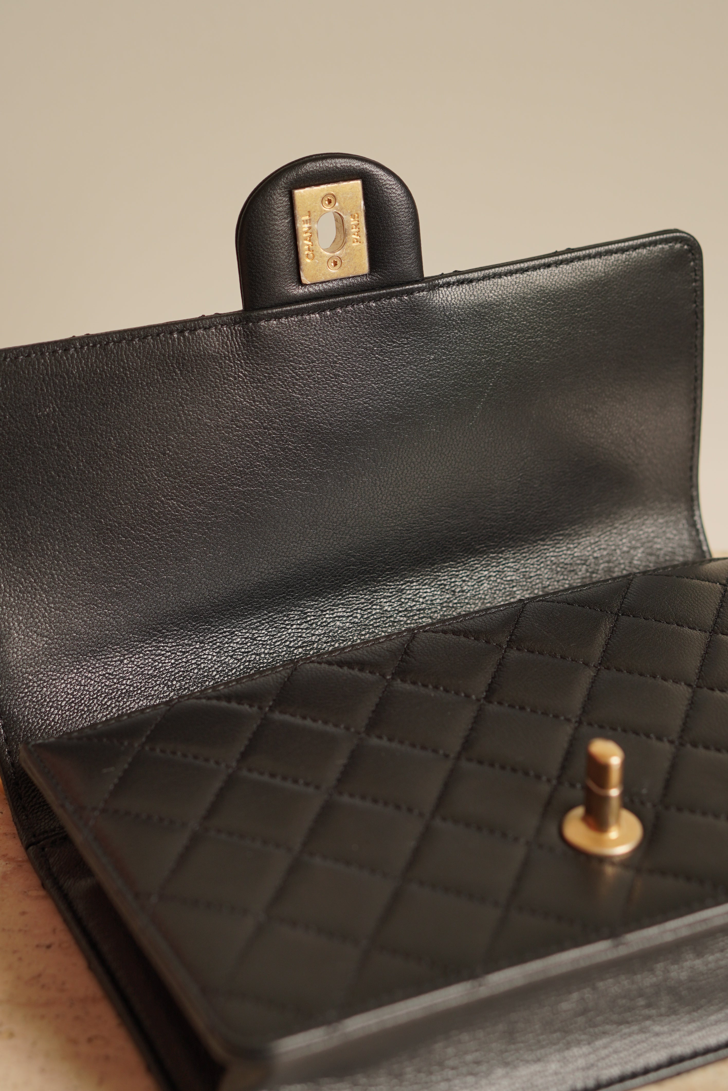 CHANEL 19S CHIC PEARL FLAP BAG | BLACK