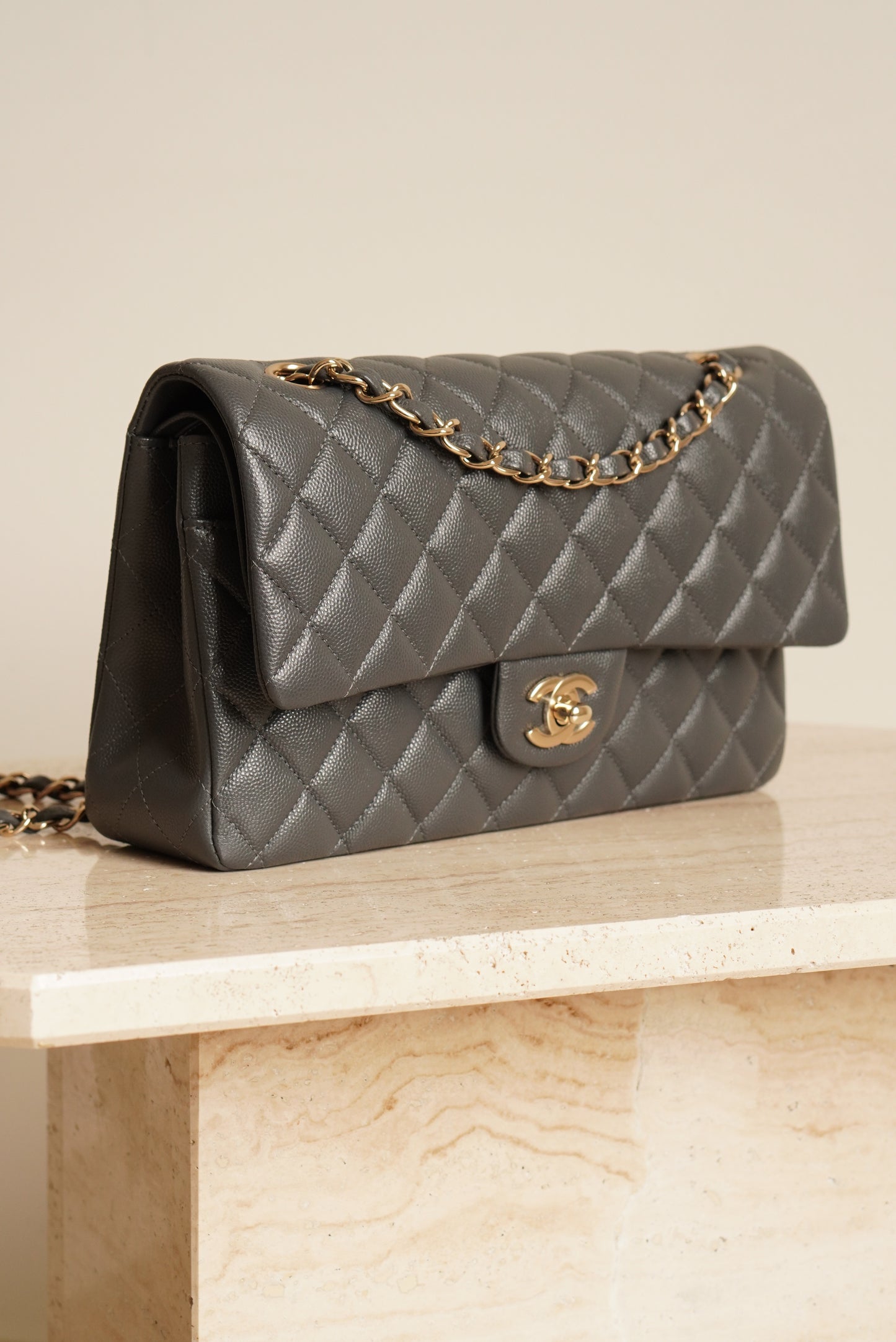 CHANEL CLASSIC 21B MEDIUM DOUBLE FLAP | DARK GREY
