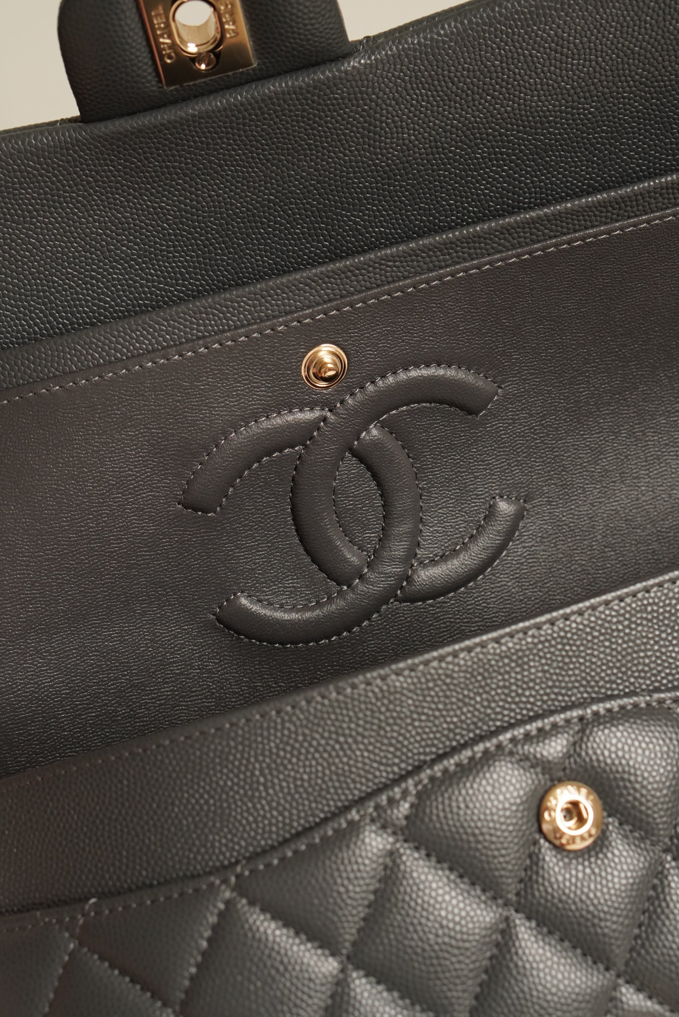 CHANEL CLASSIC 21B MEDIUM DOUBLE FLAP | DARK GREY