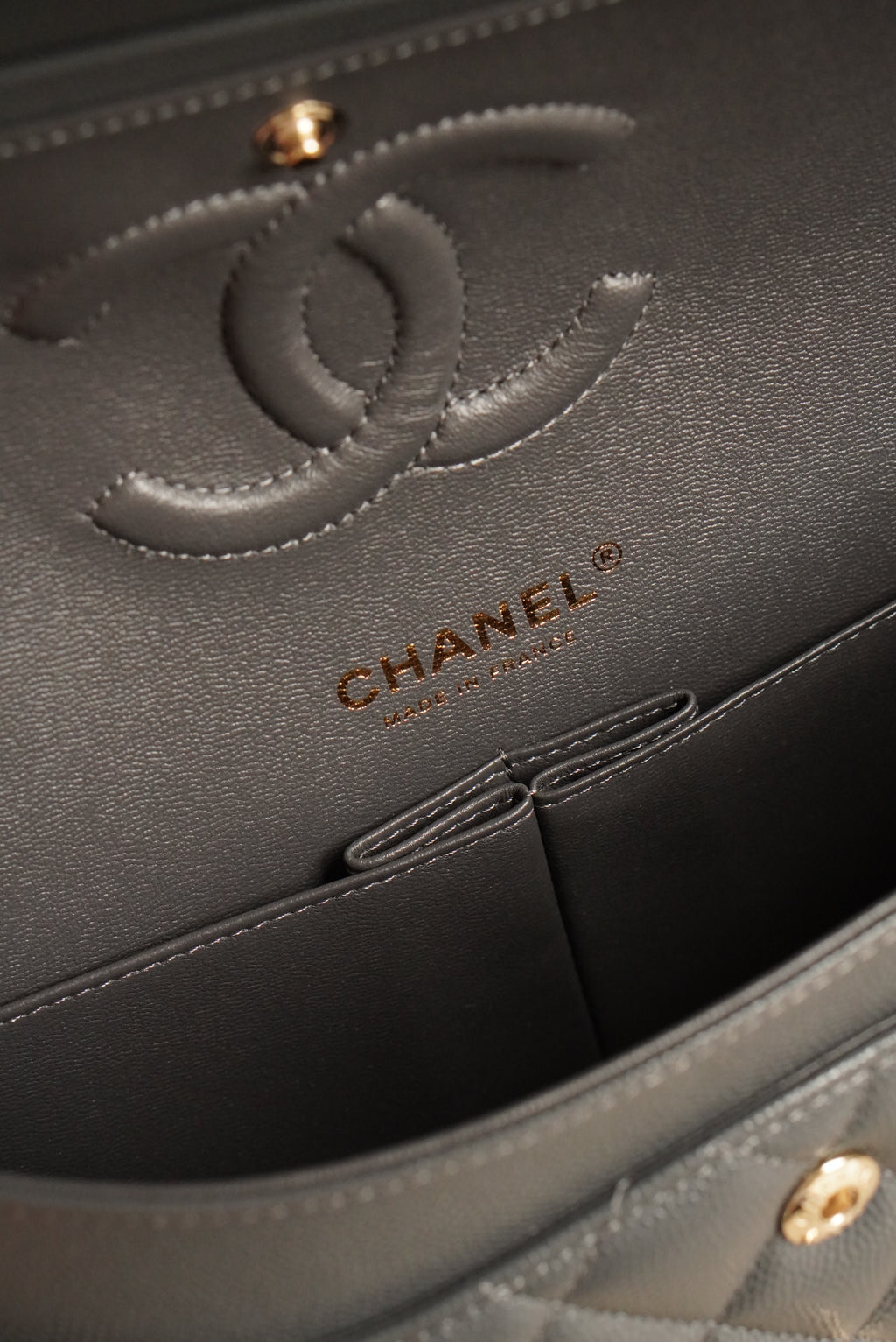 CHANEL CLASSIC 21B MEDIUM DOUBLE FLAP | DARK GREY