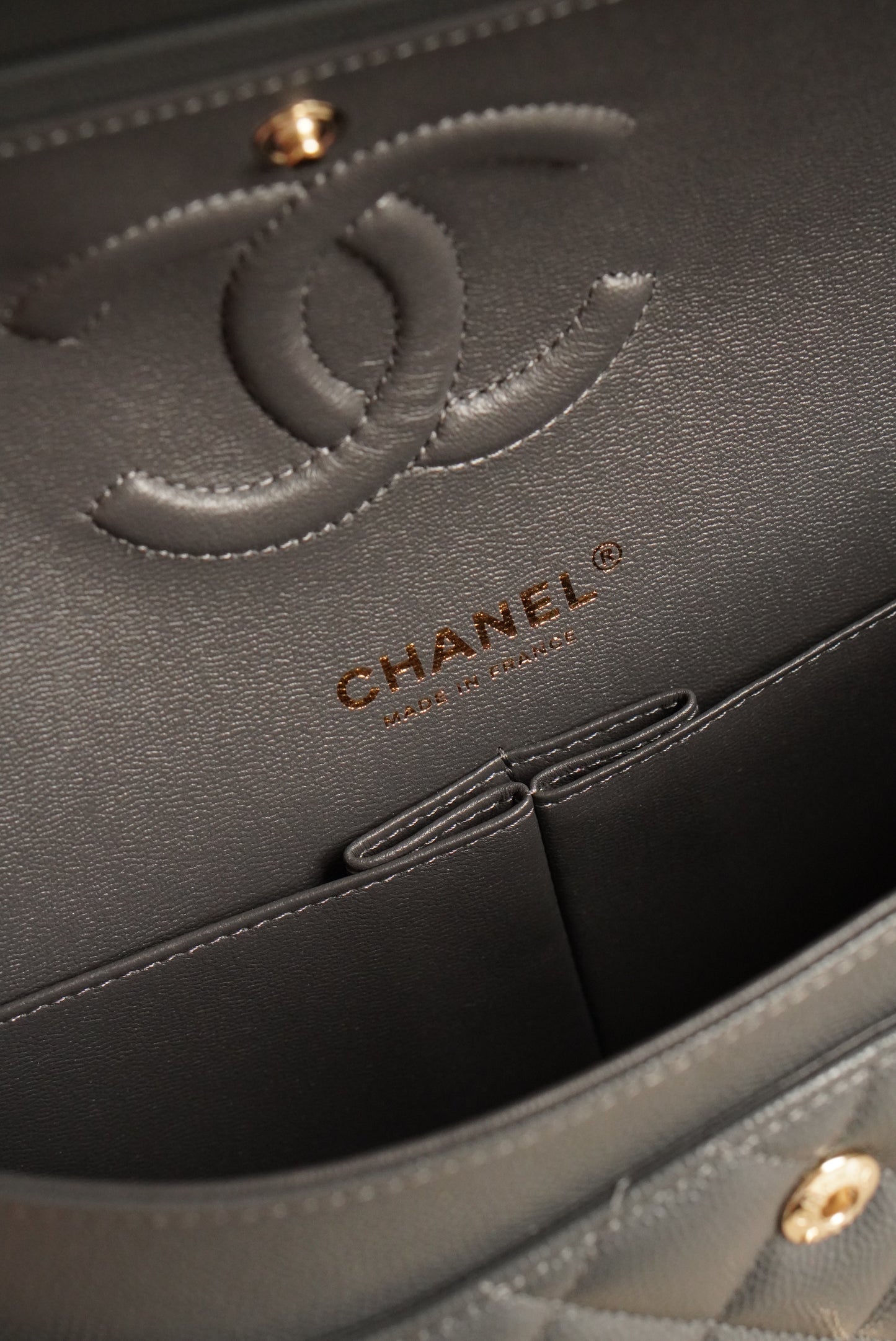CHANEL CLASSIC 21B MEDIUM DOUBLE FLAP | DARK GREY