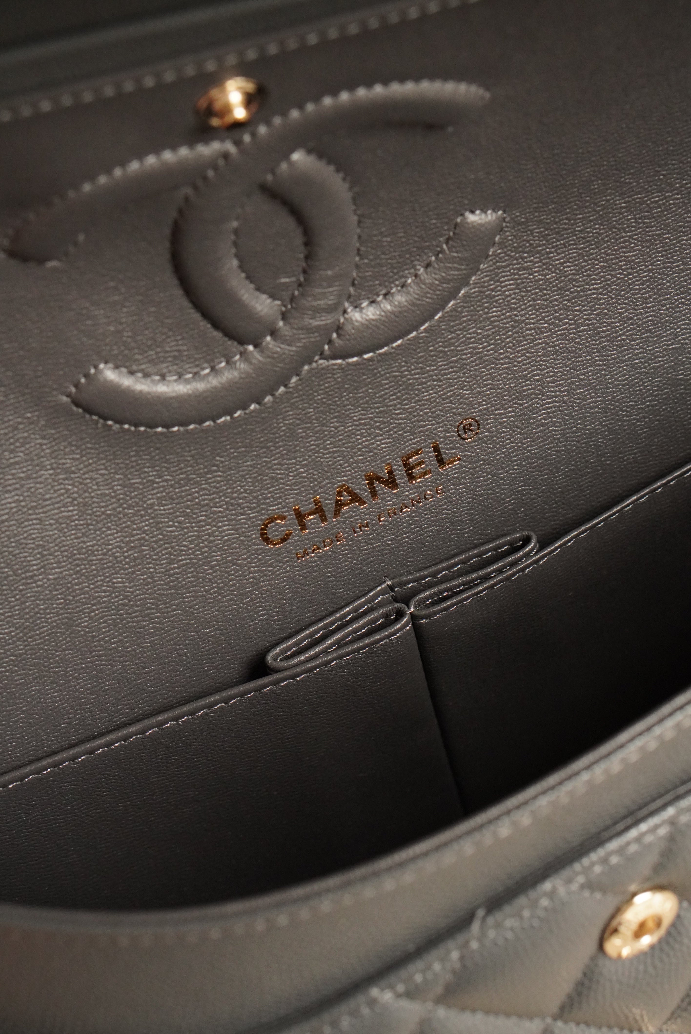 CHANEL CLASSIC 21B MEDIUM DOUBLE FLAP | DARK GREY