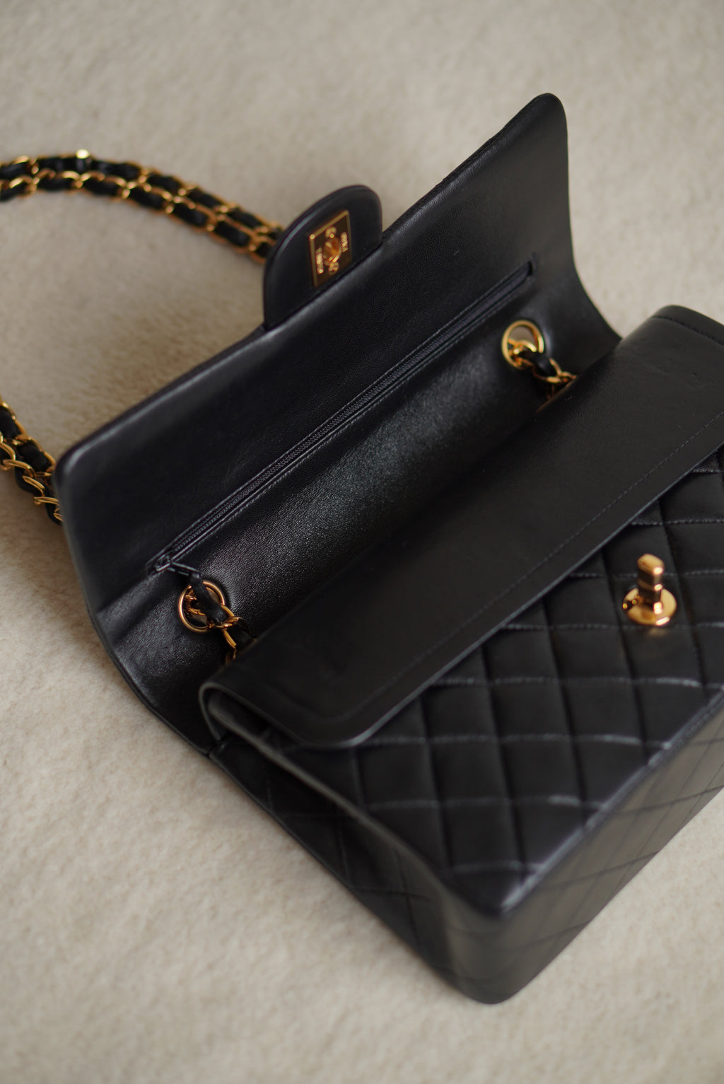 CHANEL CLASSIC MEDIUM DOUBLE FLAP