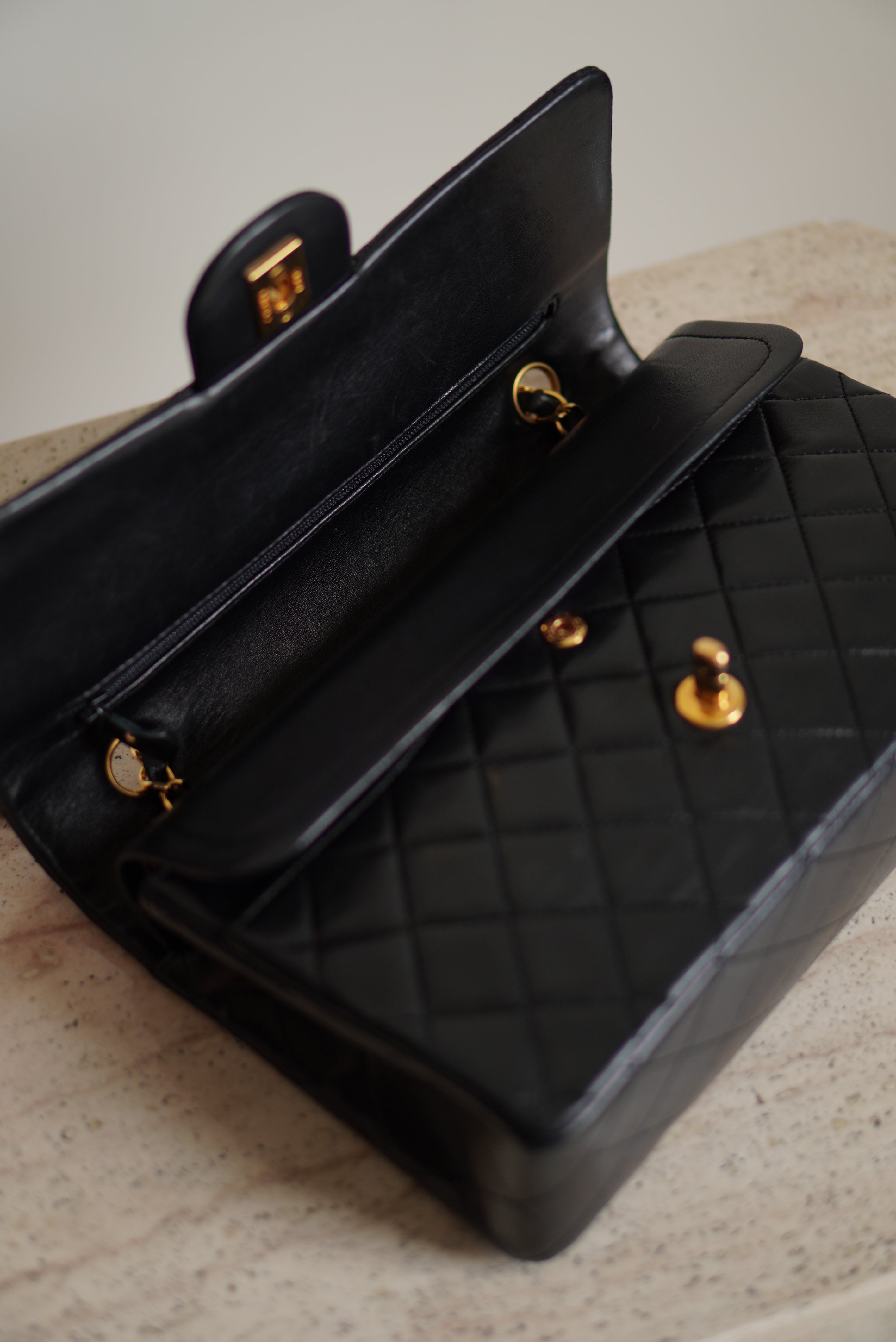 CHANEL CLASSIC MEDIUM DOUBLE FLAP