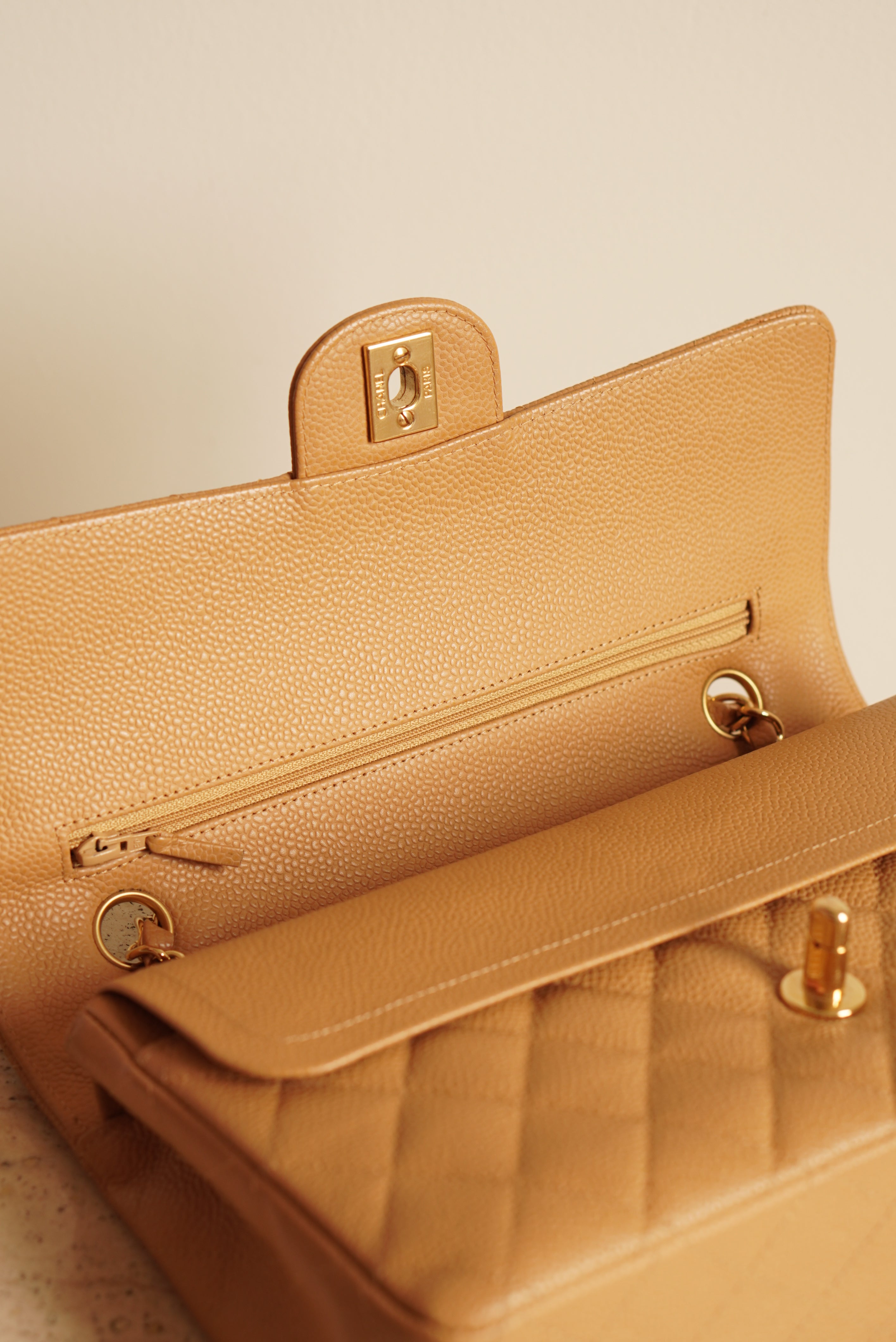 CHANEL CLASSIC MEDIUM DOUBLE FLAP | BEIGE