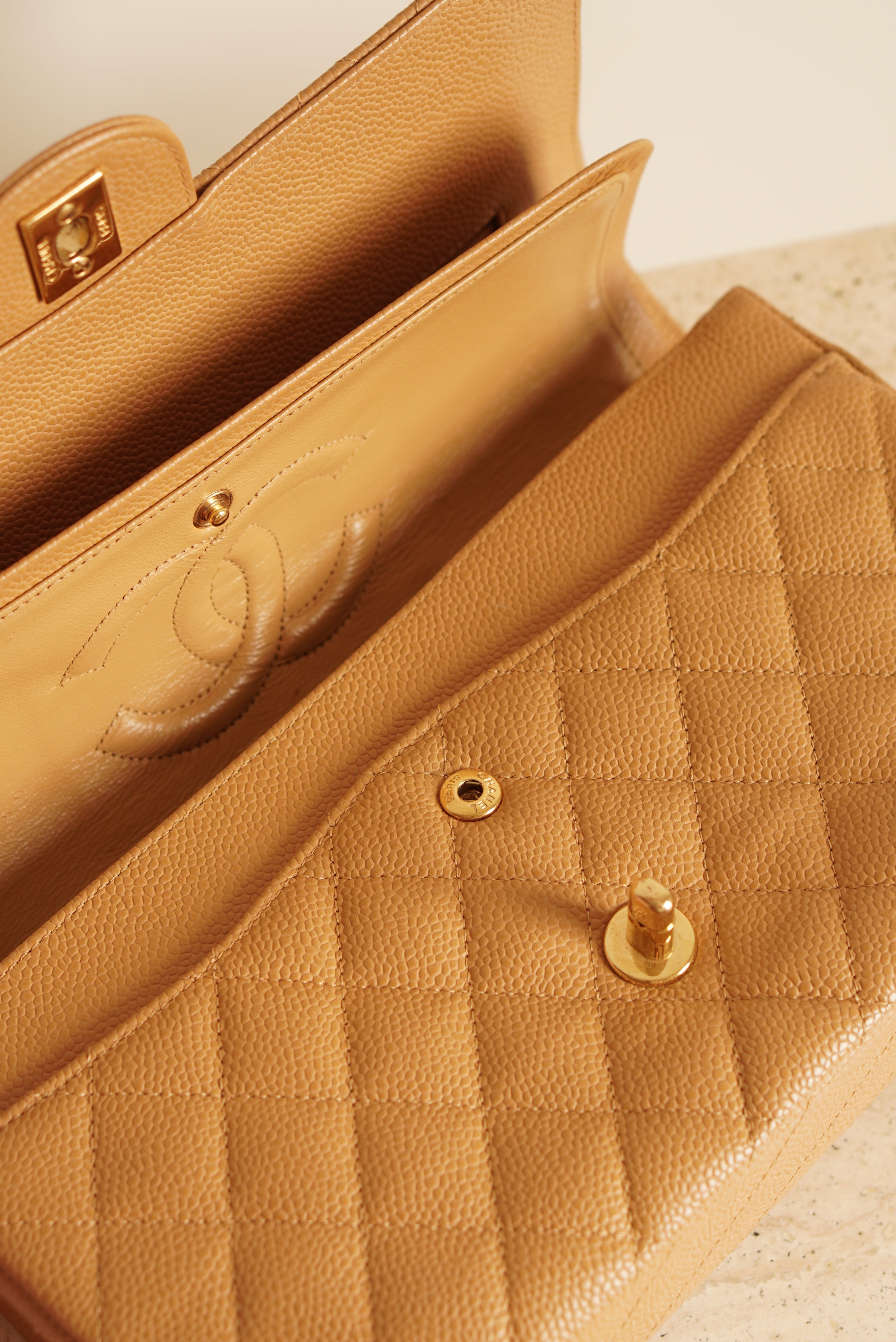 CHANEL CLASSIC MEDIUM DOUBLE FLAP | BEIGE