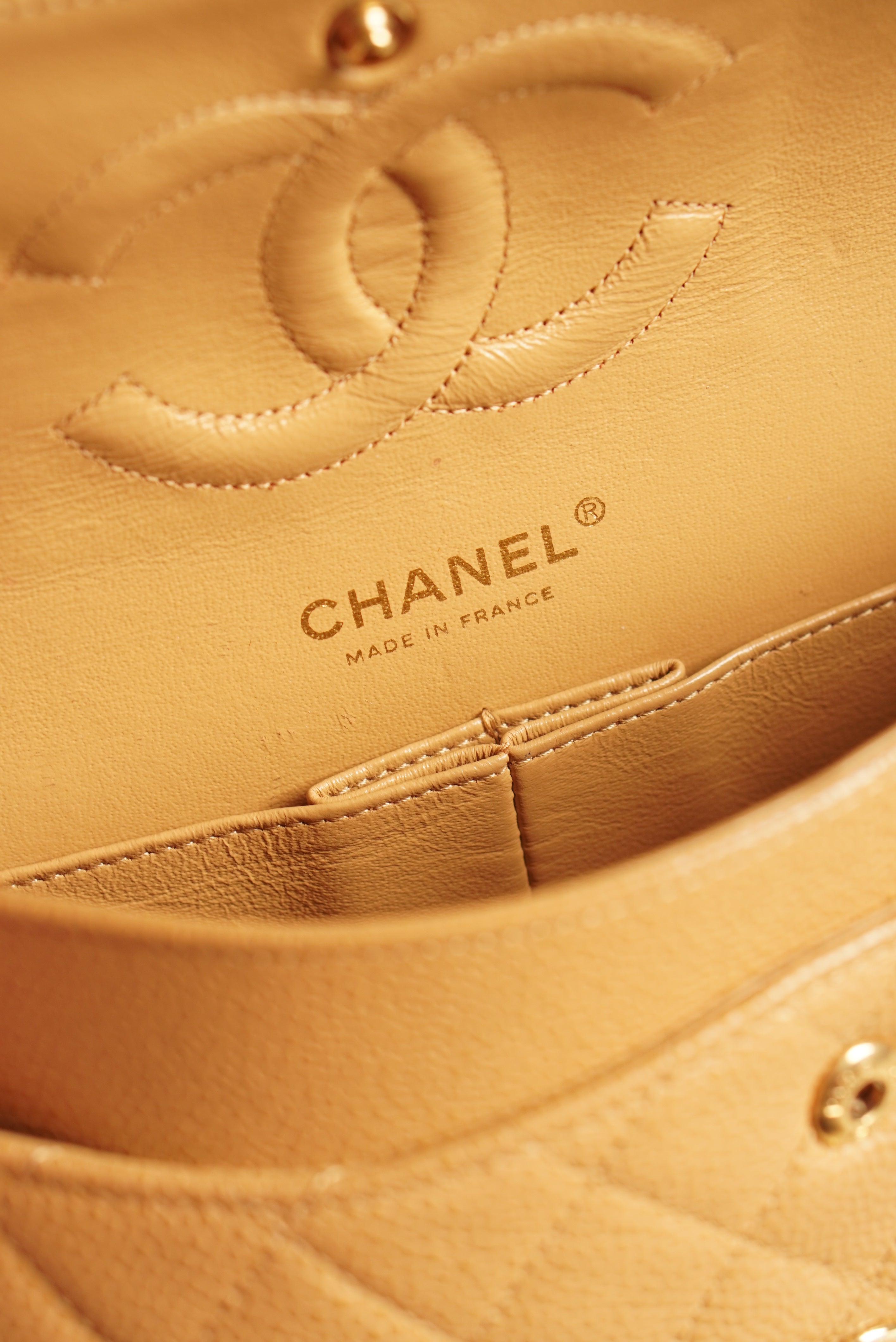 CHANEL CLASSIC MEDIUM DOUBLE FLAP | BEIGE