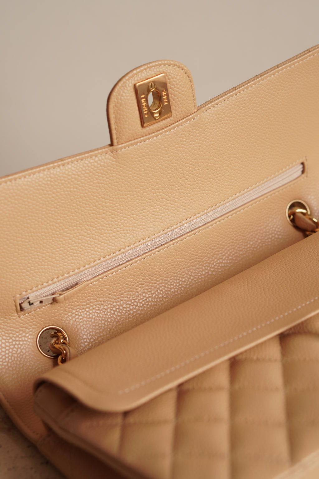 CHANEL CLASSIC MEDIUM DOUBLE FLAP | BEIGE