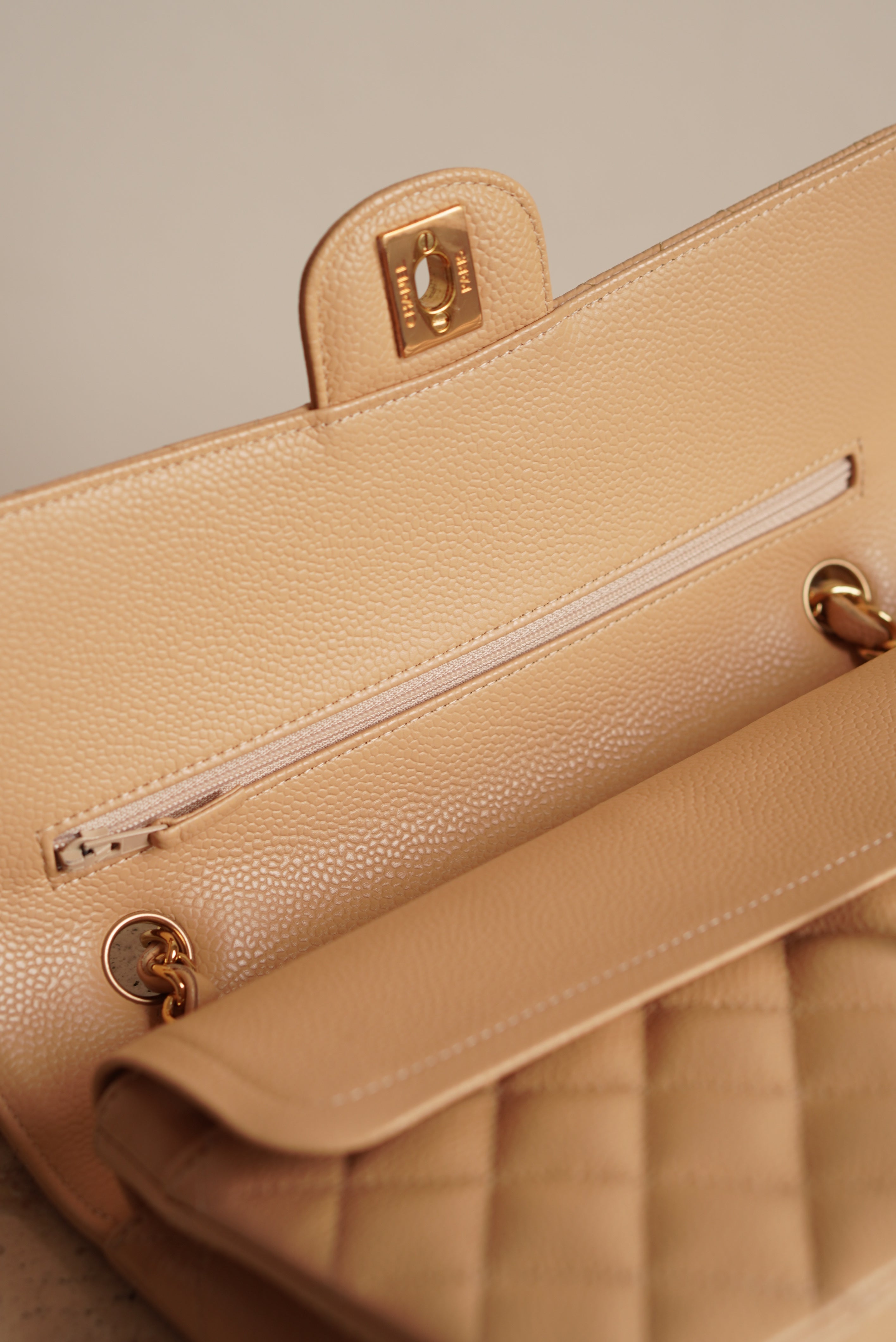 CHANEL CLASSIC MEDIUM DOUBLE FLAP | BEIGE