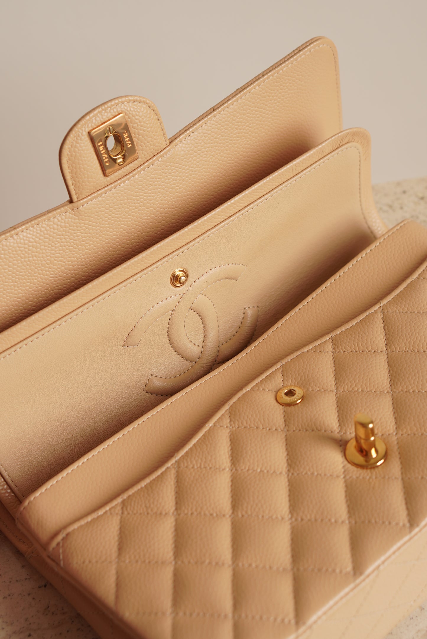 CHANEL CLASSIC MEDIUM DOUBLE FLAP | BEIGE
