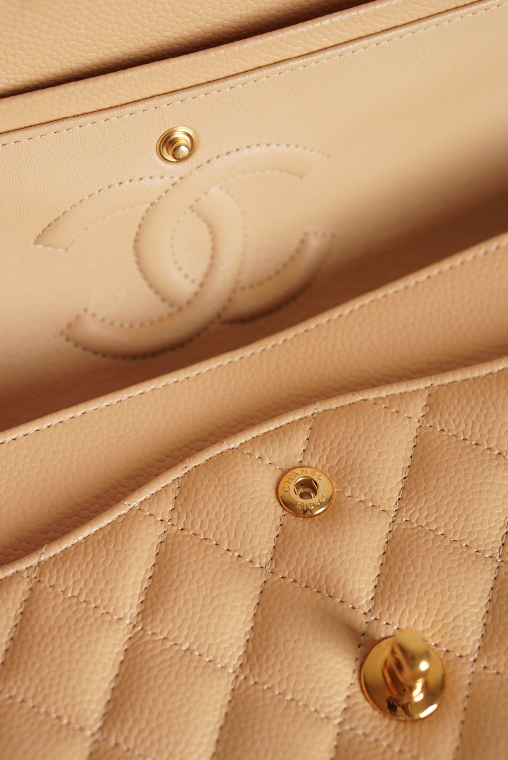 CHANEL CLASSIC MEDIUM DOUBLE FLAP | BEIGE
