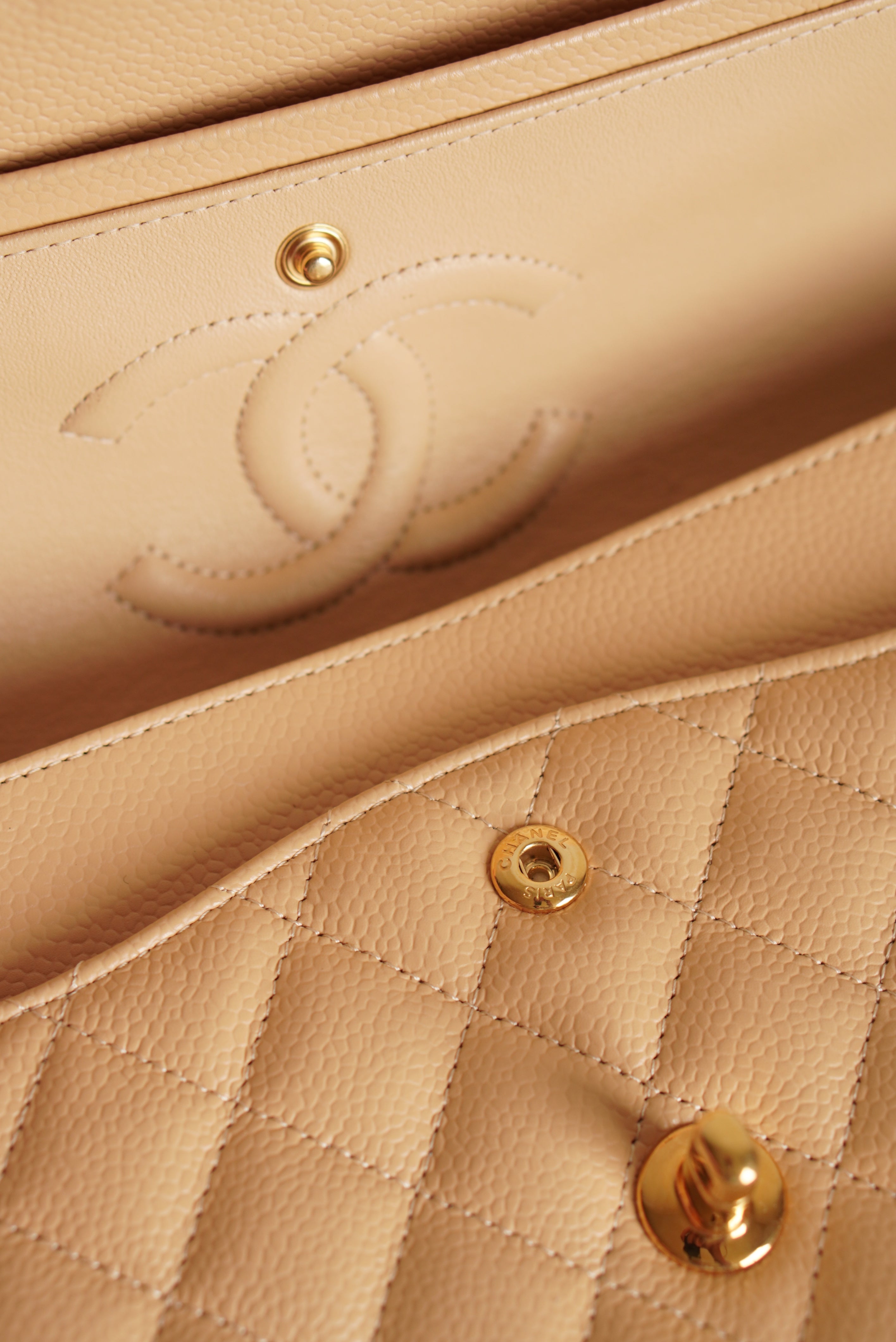 CHANEL CLASSIC MEDIUM DOUBLE FLAP | BEIGE