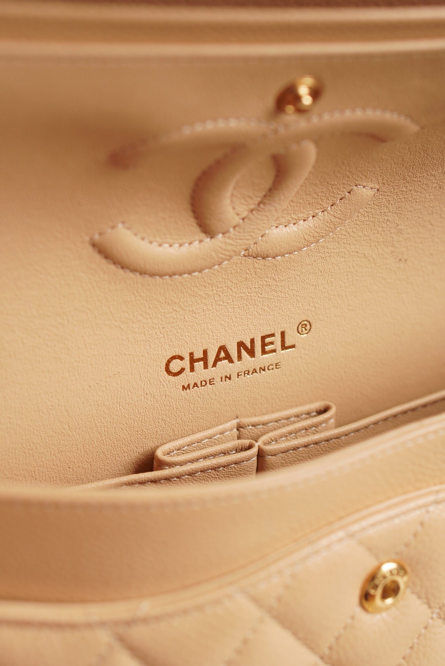 CHANEL CLASSIC MEDIUM DOUBLE FLAP | BEIGE