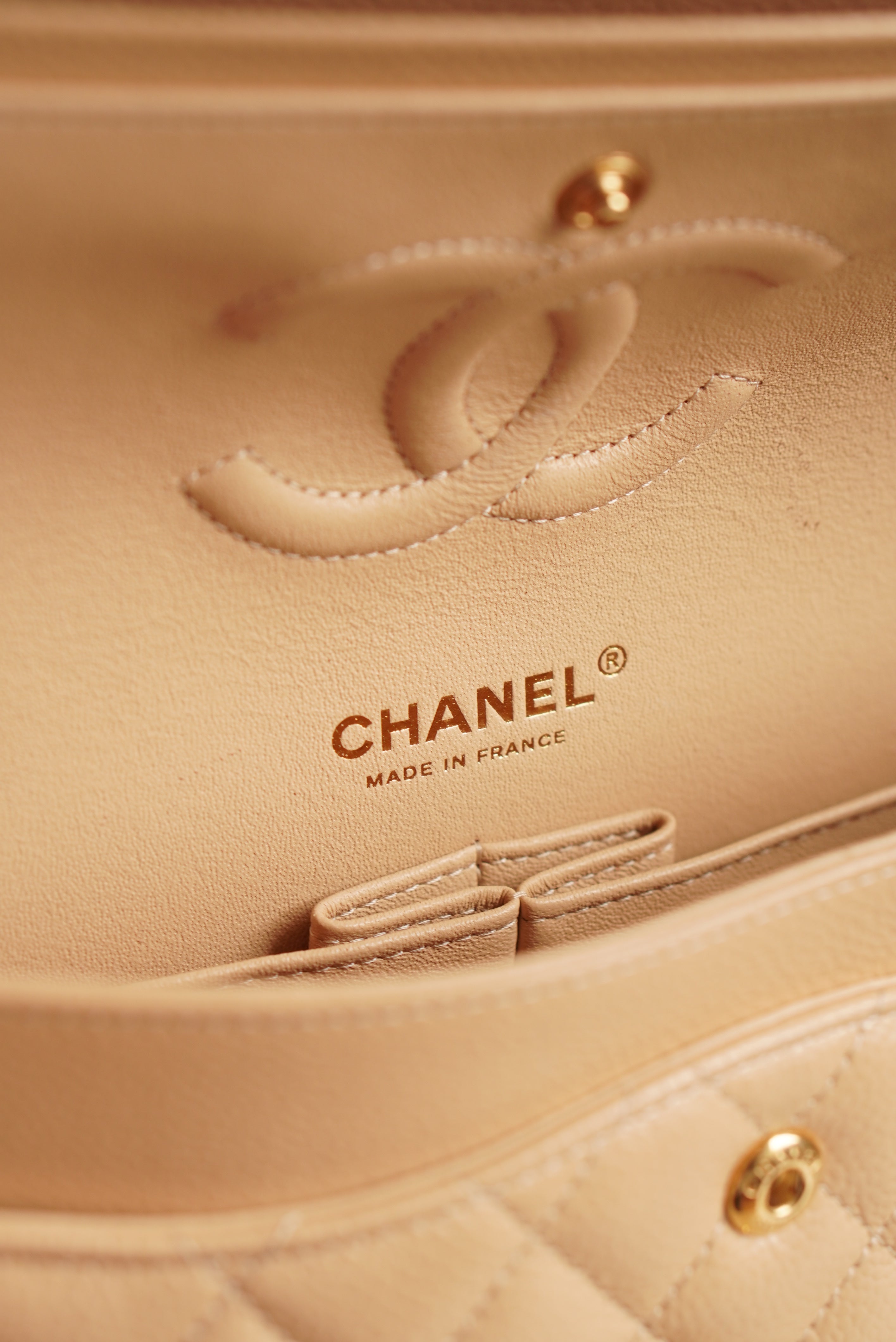 CHANEL CLASSIC MEDIUM DOUBLE FLAP | BEIGE