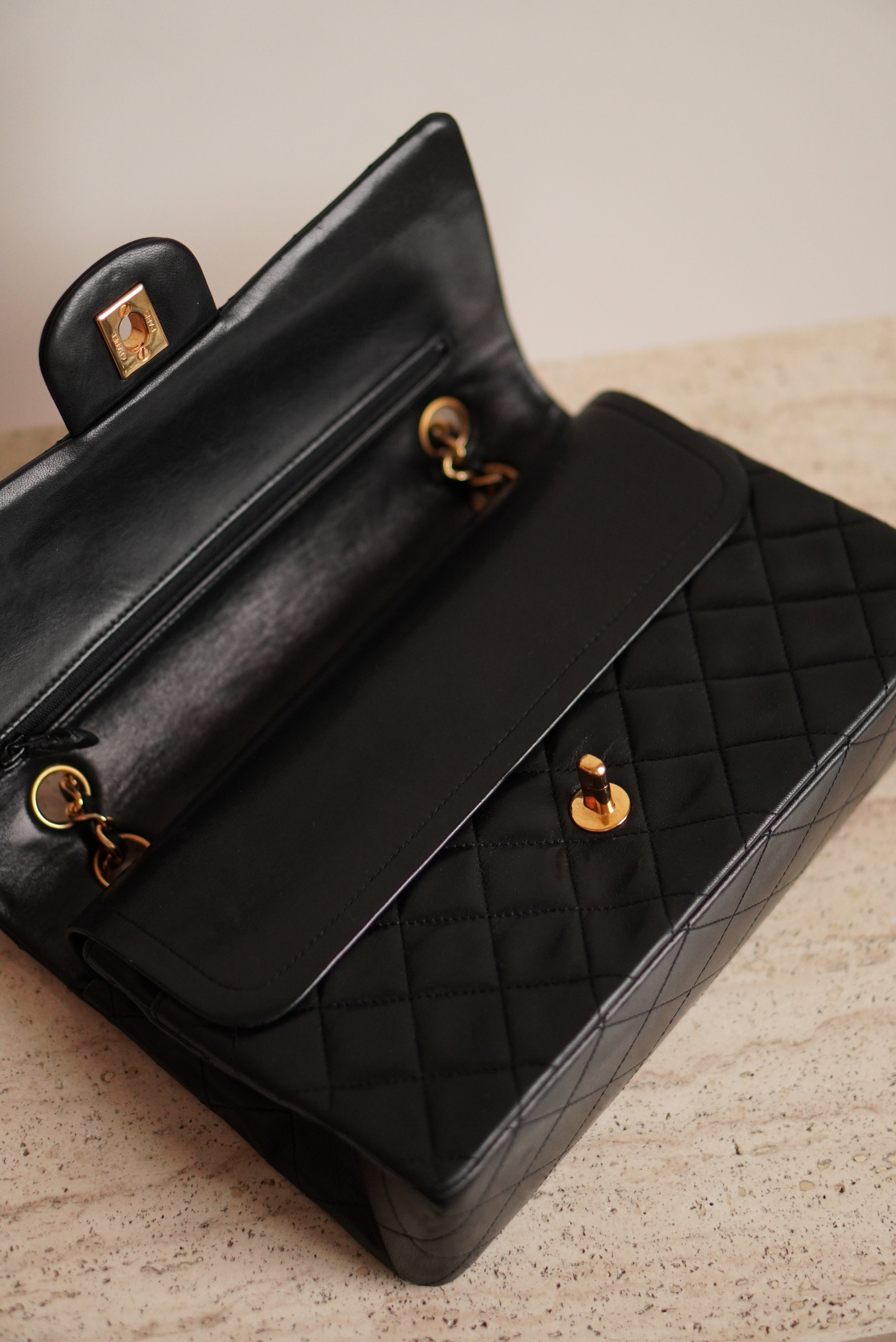 CHANEL CLASSIC MEDIUM DOUBLE FLAP | BLACK