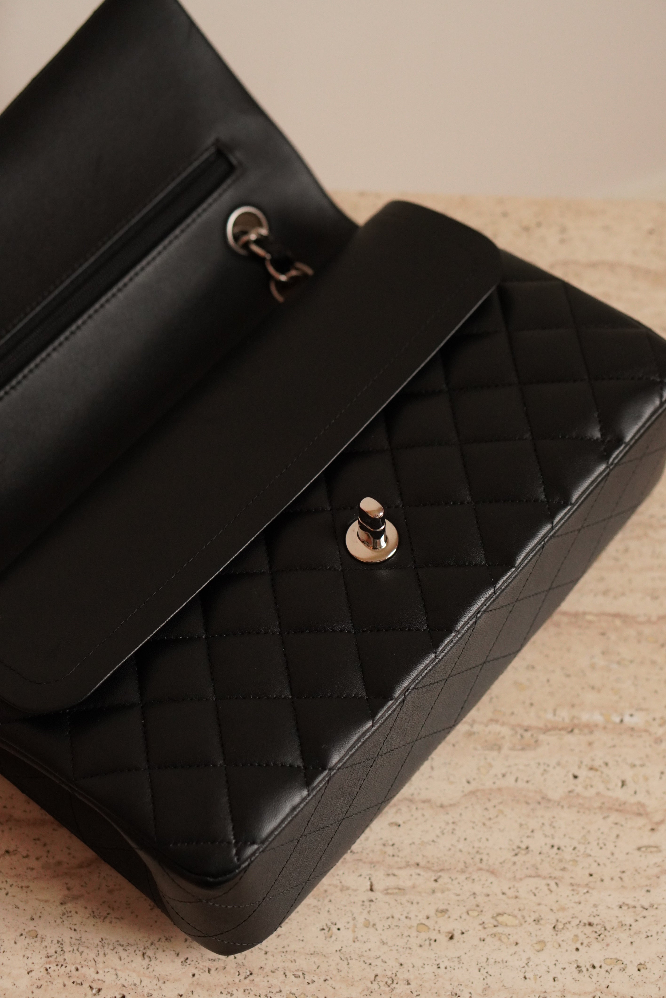 CHANEL CLASSIC MEDIUM DOUBLE FLAP | BLACK