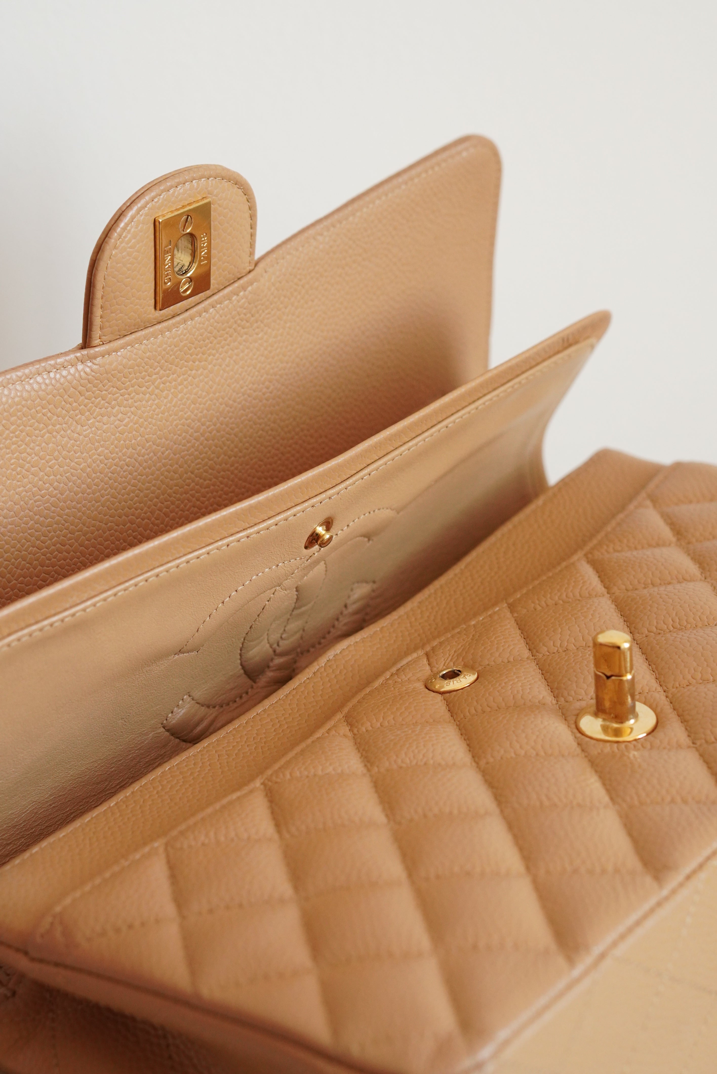 CHANEL CLASSIC MEDIUM DOUBLE FLAP | BEIGE