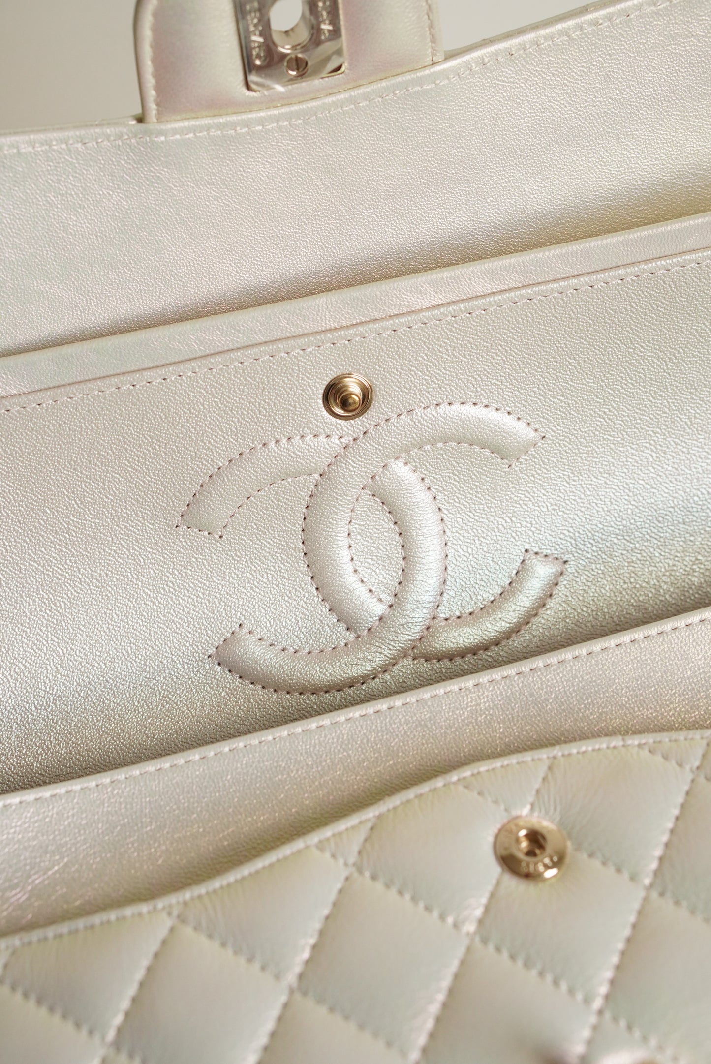 CHANEL CLASSIC MEDIUM DOUBLE FLAP | IRIDESCENT IVORY