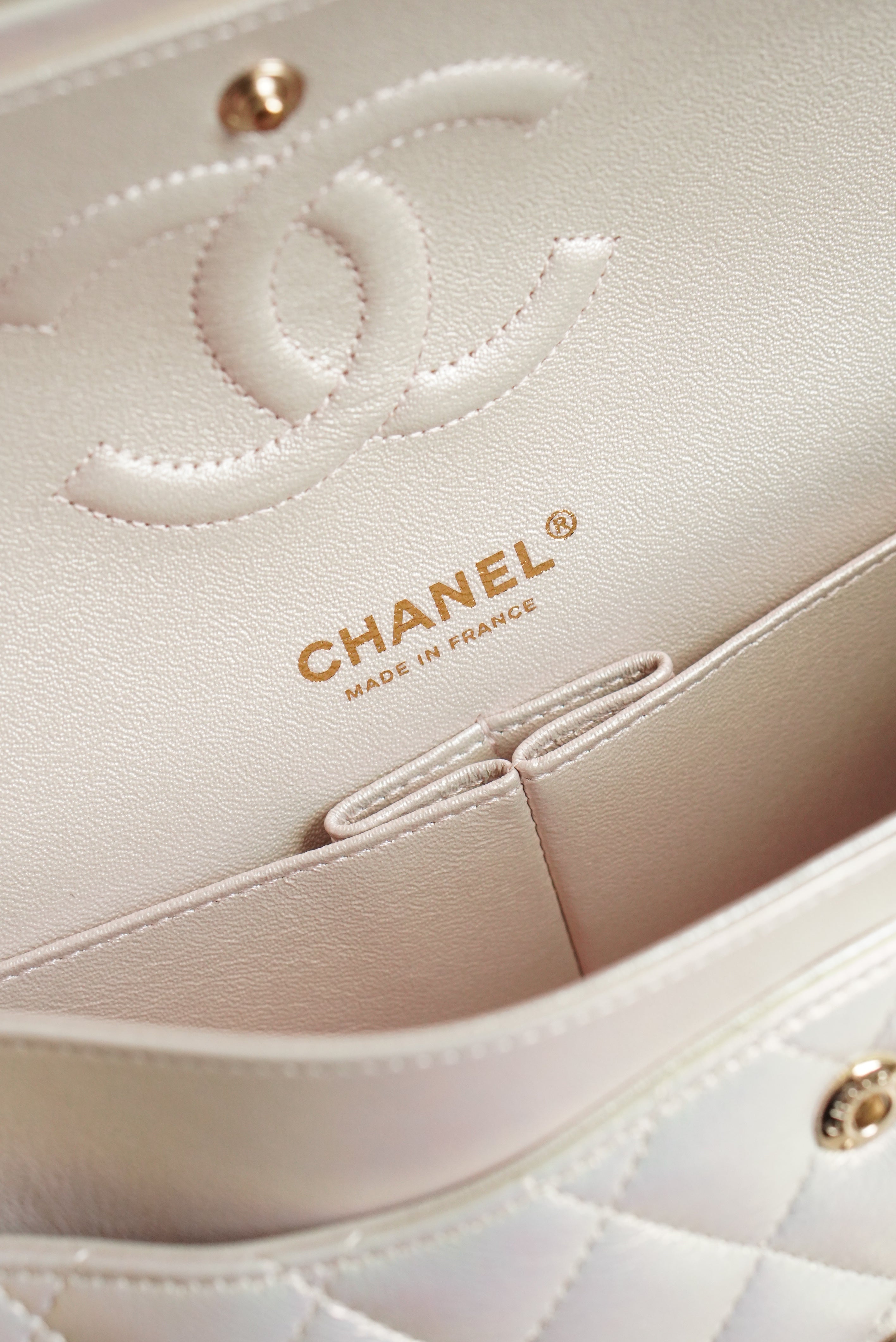CHANEL CLASSIC MEDIUM DOUBLE FLAP | IRIDESCENT IVORY