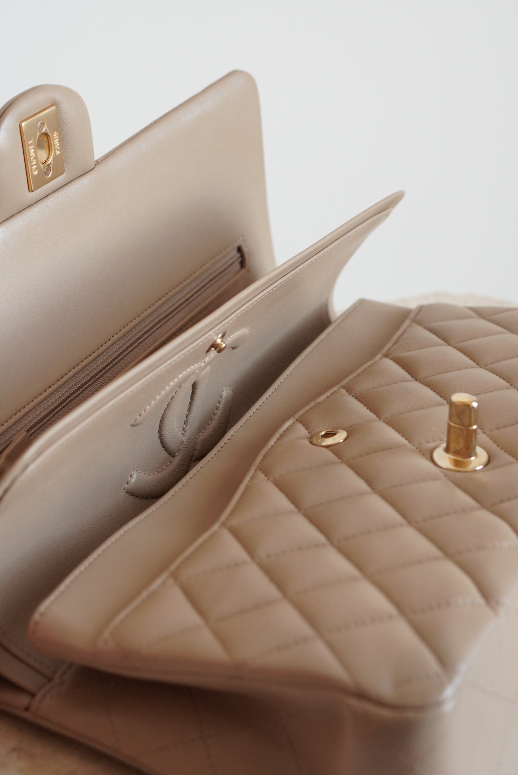 CHANEL CLASSIC MEDIUM DOUBLE FLAP | TAUPE