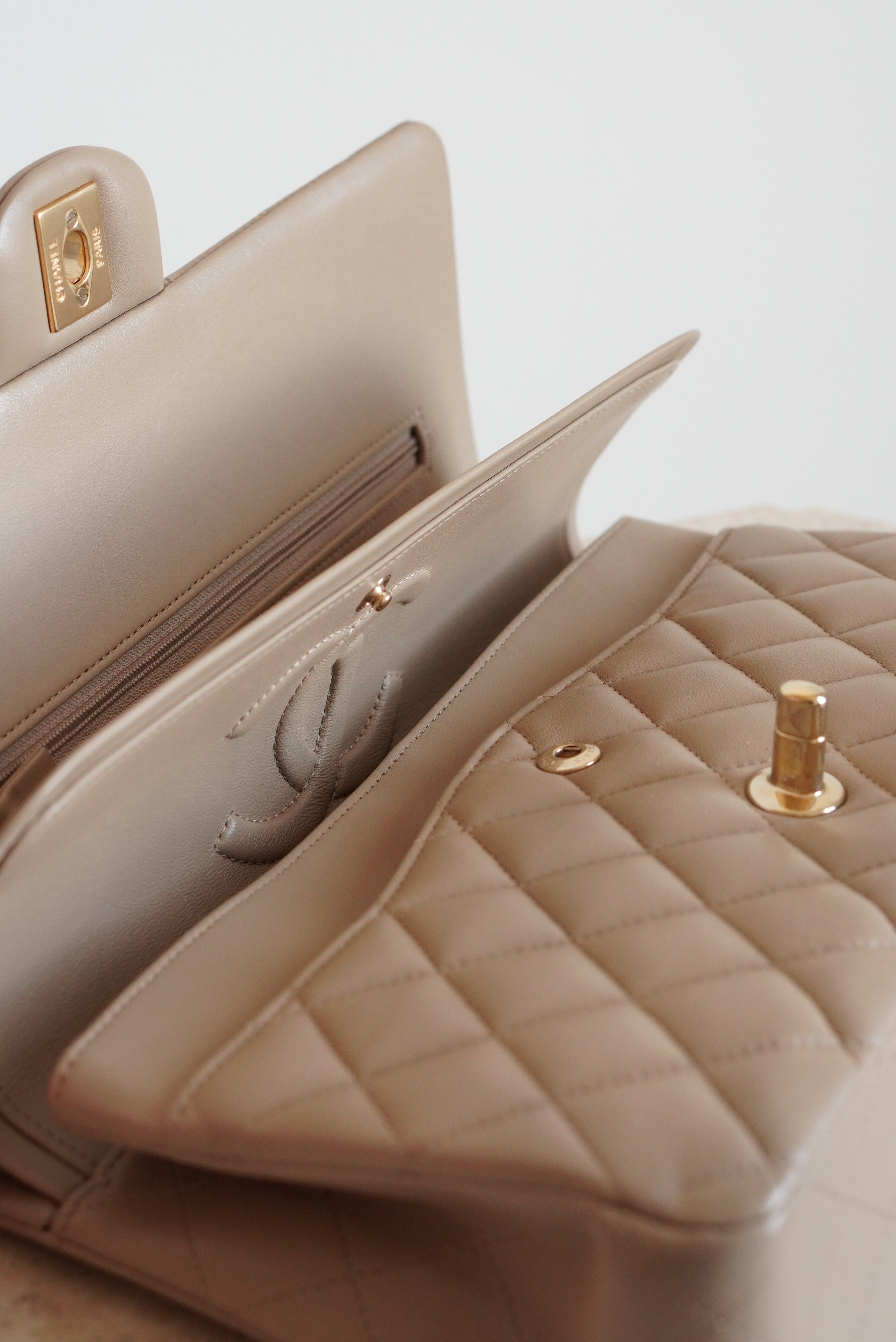 CHANEL CLASSIC MEDIUM DOUBLE FLAP | TAUPE