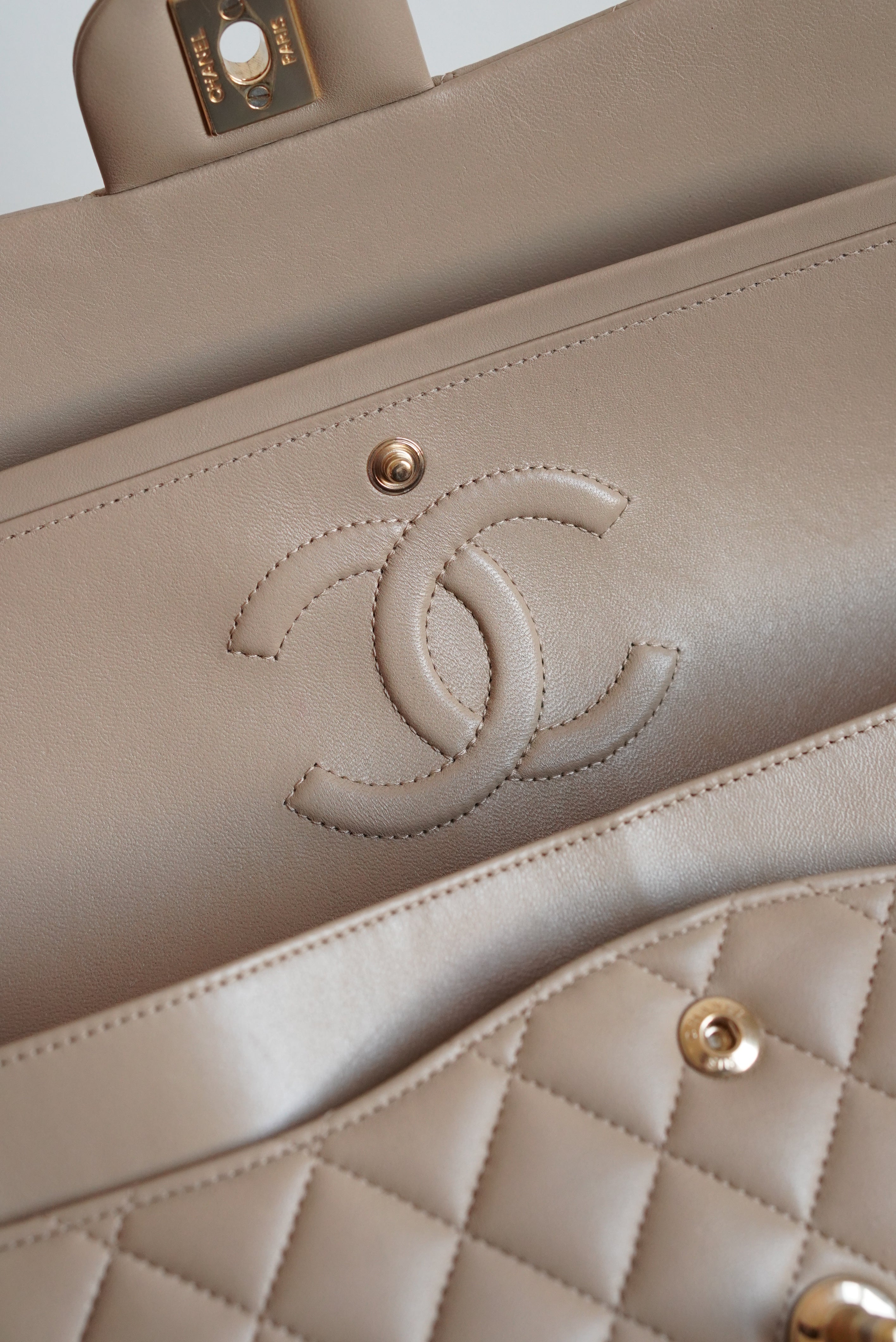 CHANEL CLASSIC MEDIUM DOUBLE FLAP | TAUPE