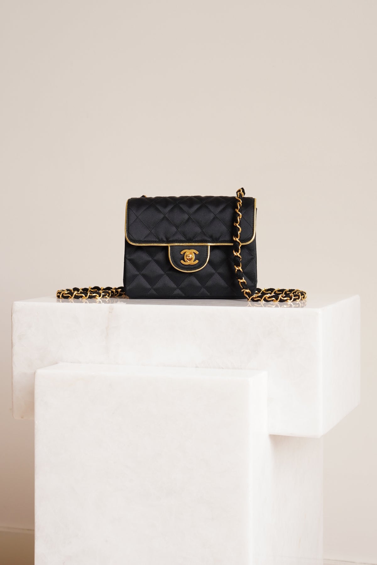 CHANEL CLASSIC MINI SQUARE | BLACK