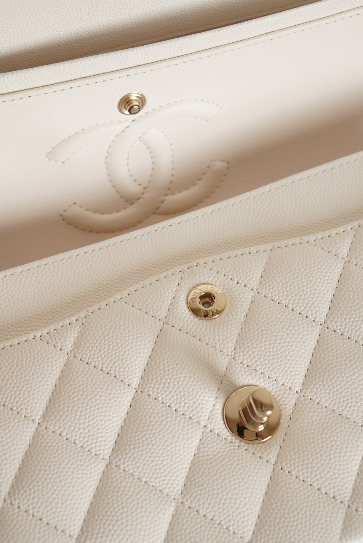 CHANEL CLASSIC 22B SMALL DOUBLE FLAP | WHITE