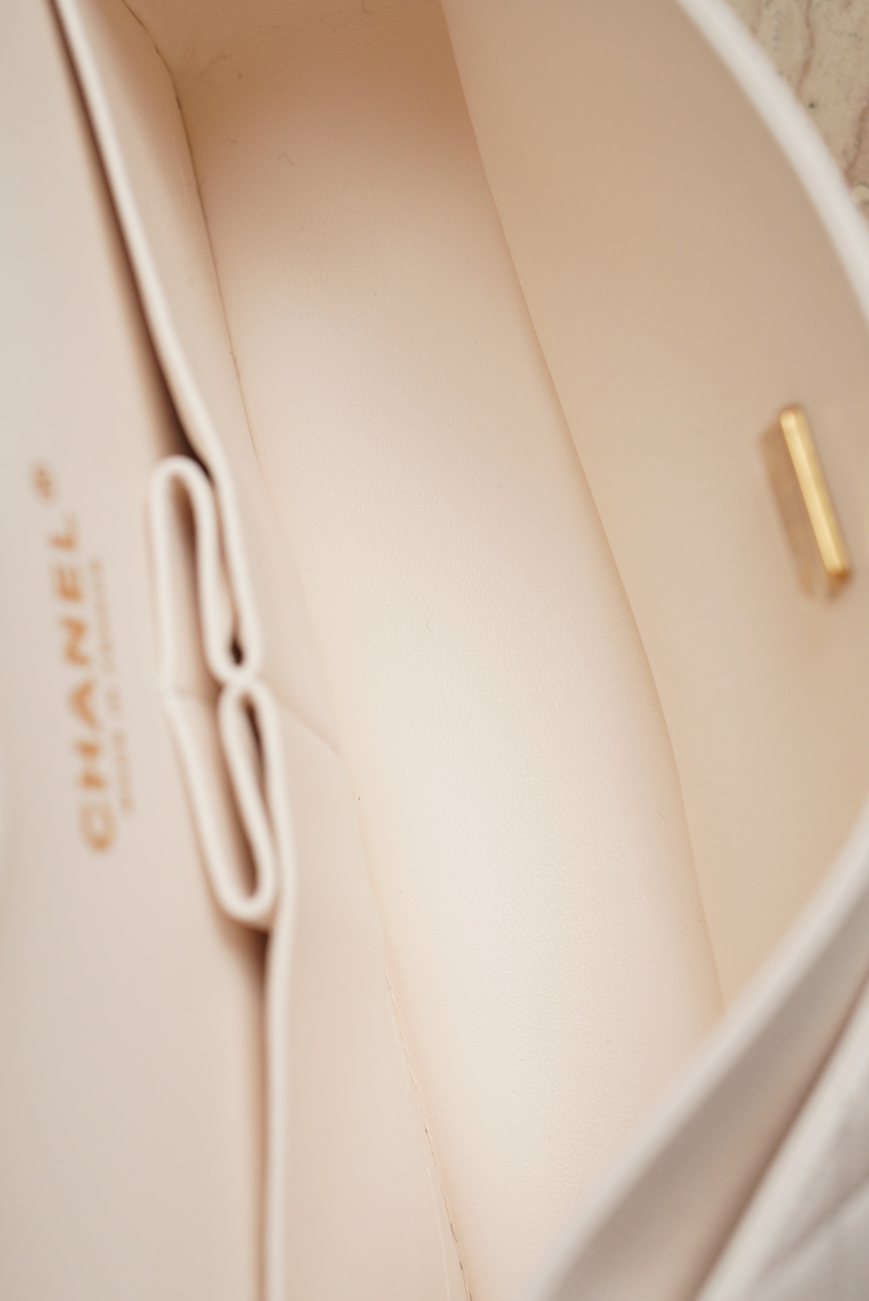 CHANEL CLASSIC 22B SMALL DOUBLE FLAP | WHITE