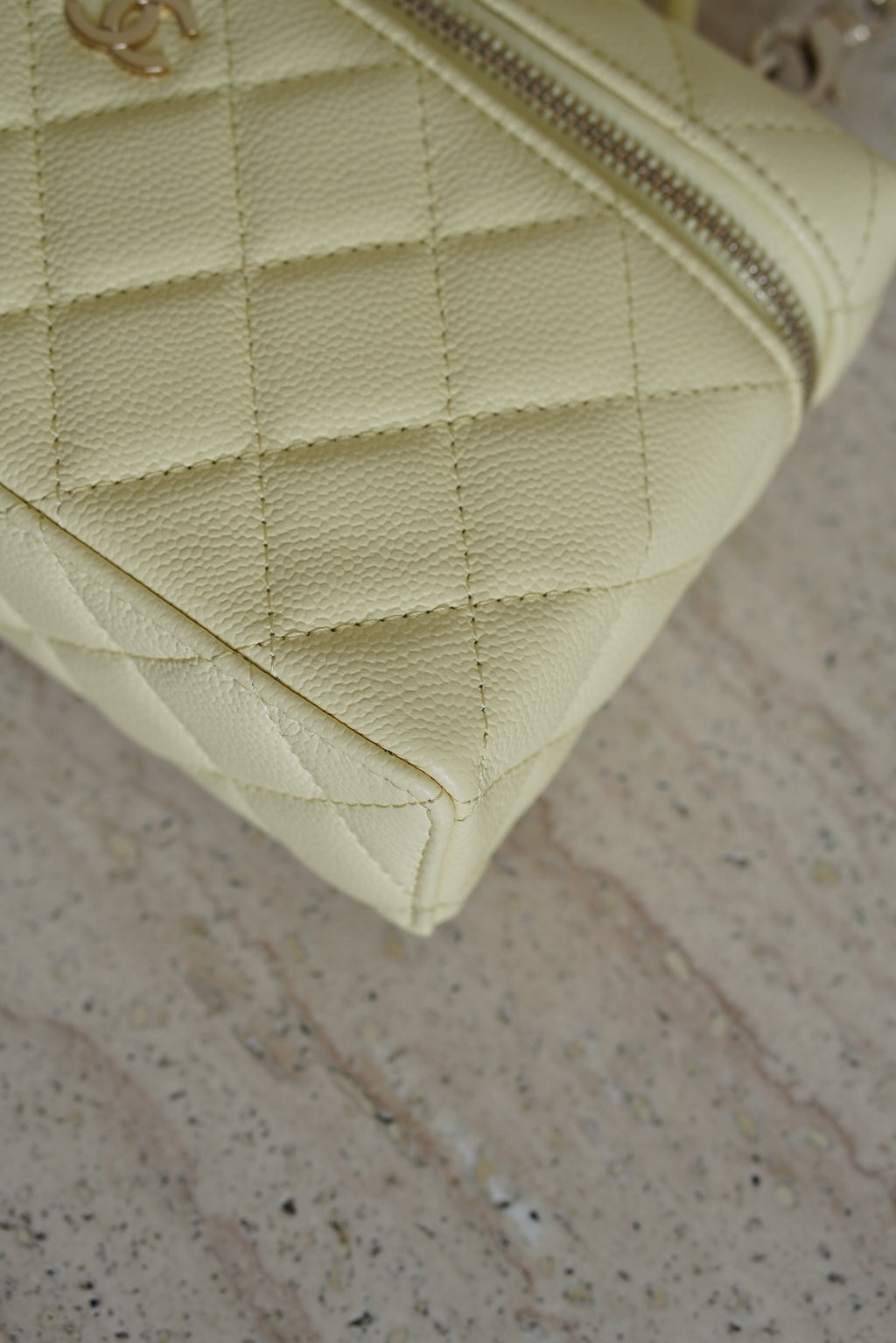 CHANEL CLASSIC 26S VANITY WITH CHAIN | LIGHT YELLOW
