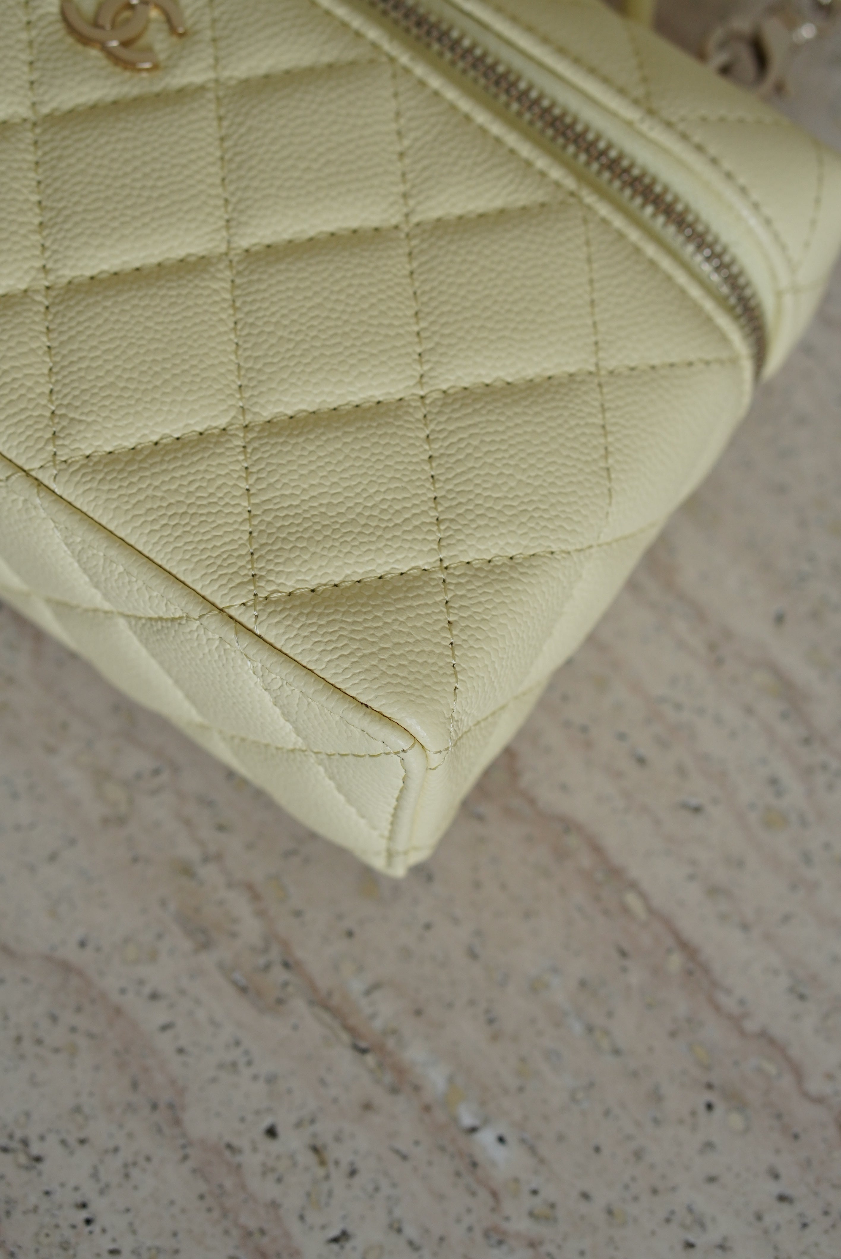 CHANEL CLASSIC 26S VANITY WITH CHAIN | LIGHT YELLOW