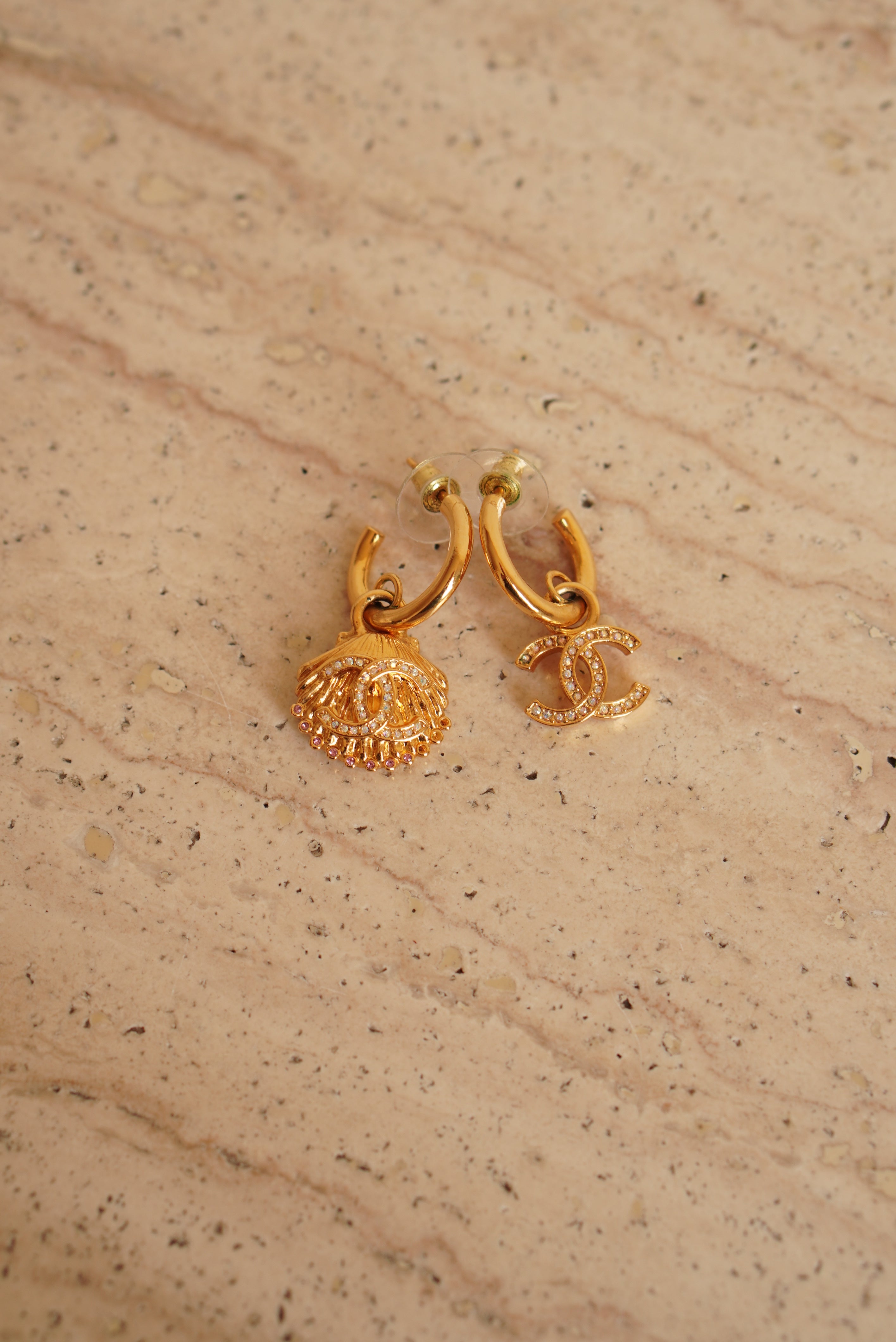 CHANEL EARRINGS ASYMMETRICAL SHELL A23 C
