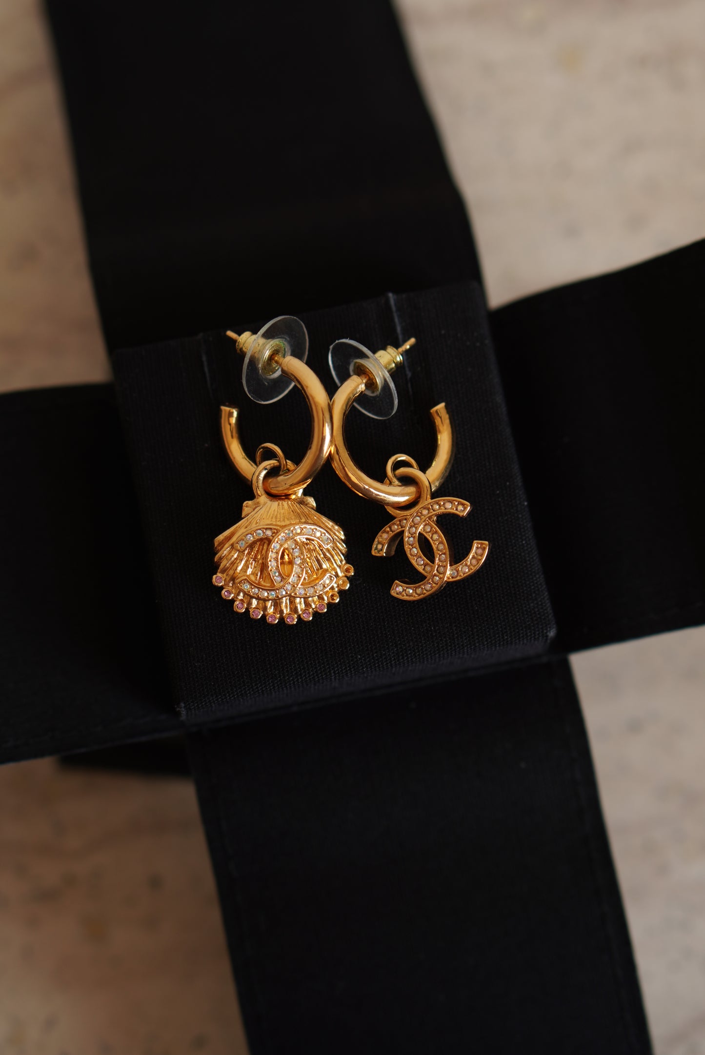 CHANEL EARRINGS ASYMMETRICAL SHELL A23 C