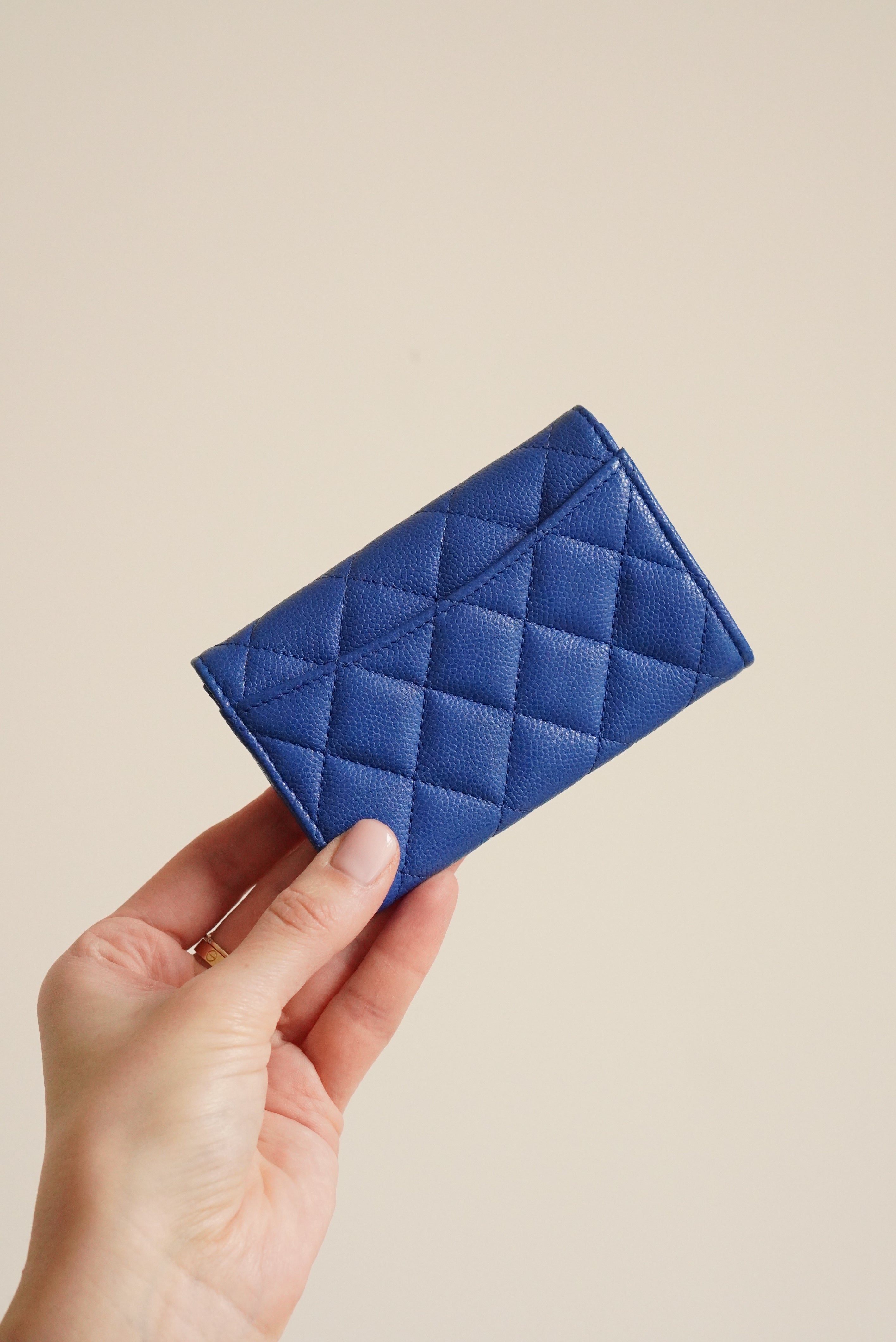 CHANEL 22B FLAP CARD HOLDER | BLUE