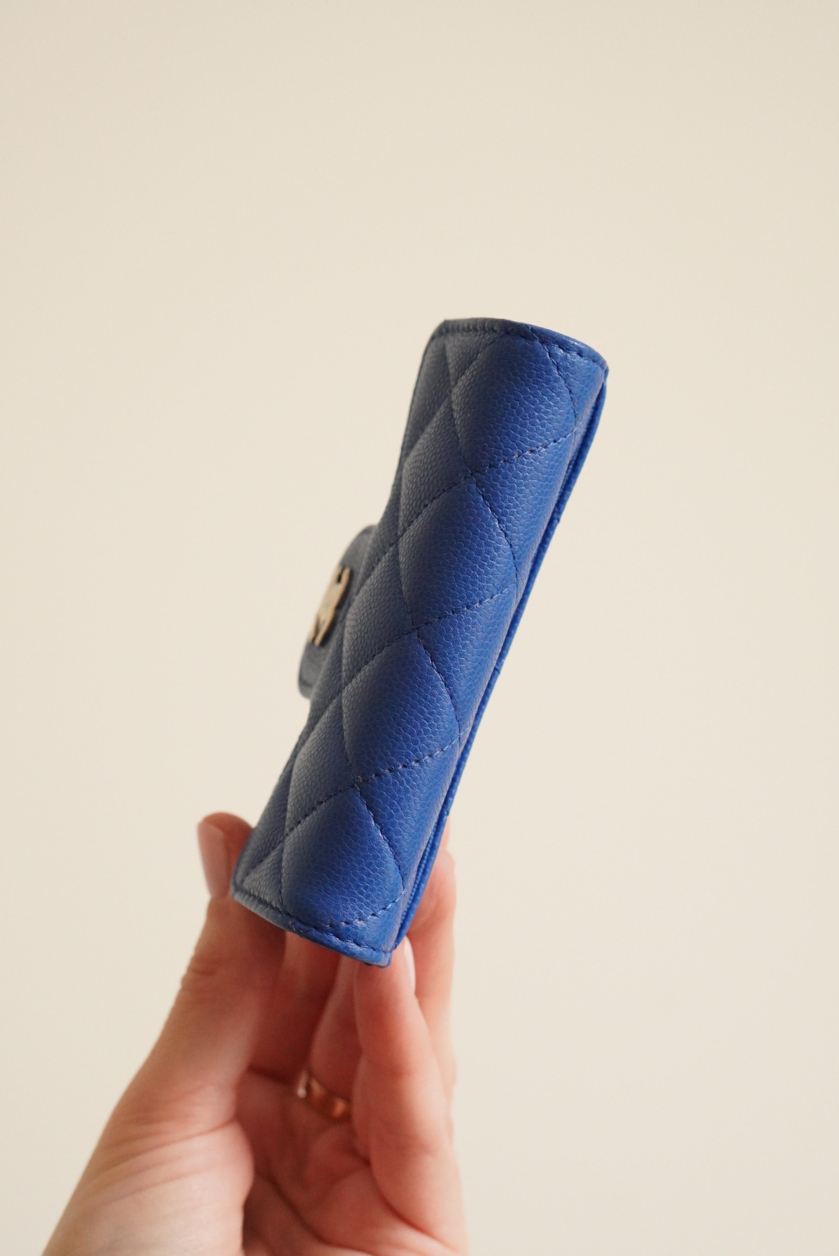 CHANEL 22B FLAP CARD HOLDER | BLUE