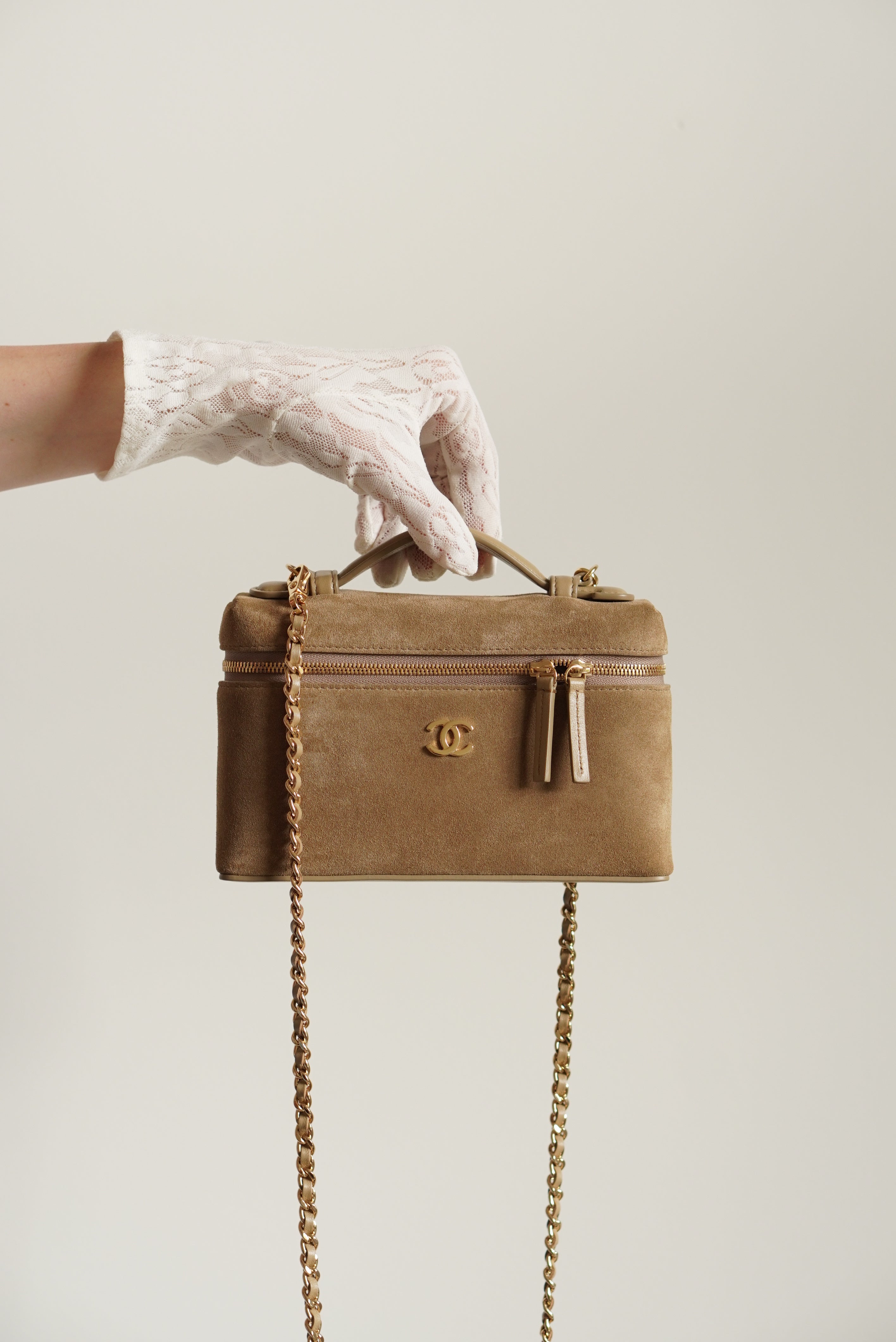 CHANEL CLASSIC 26A VANITY WITH CHAIN | BEIGE SUEDE