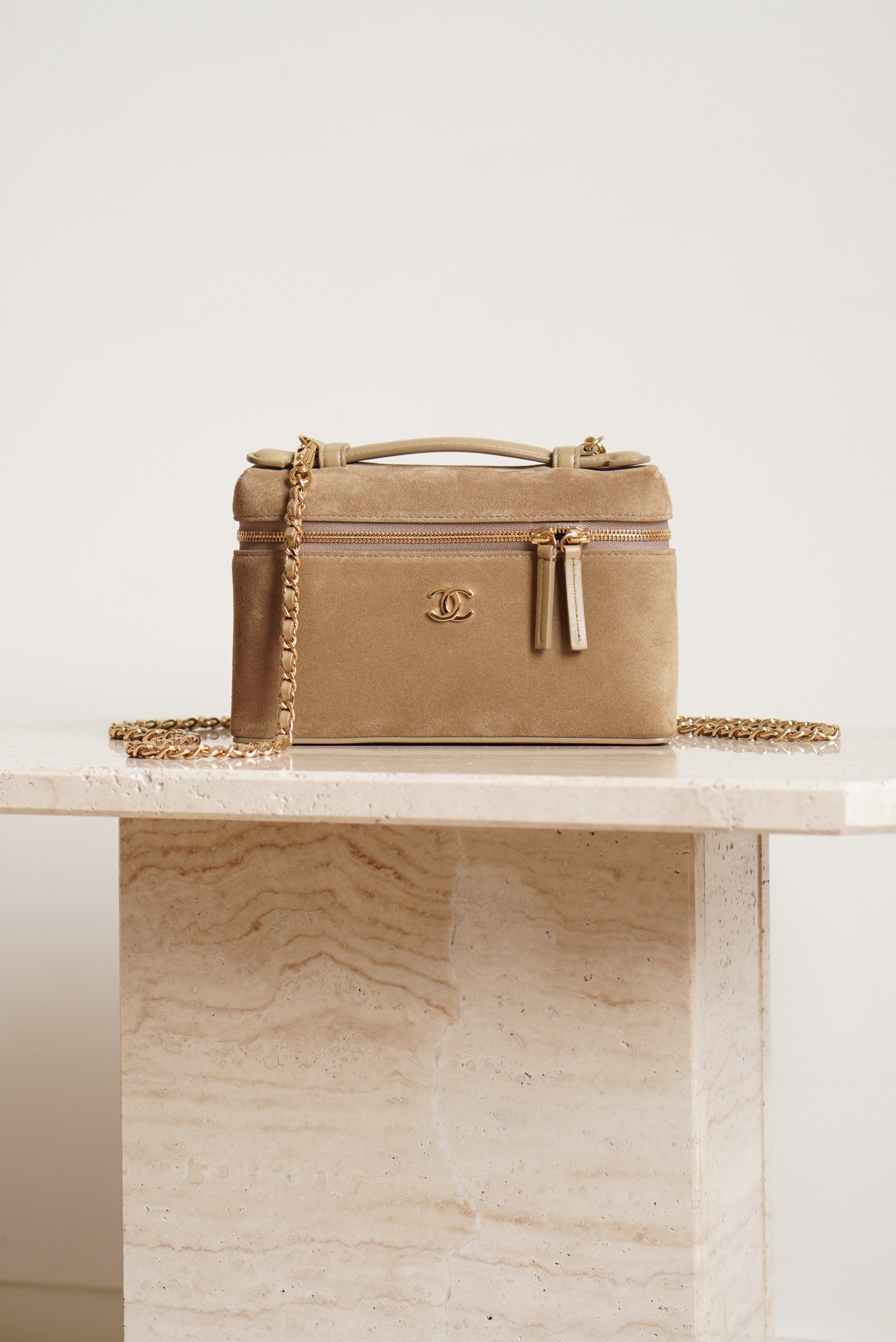 CHANEL CLASSIC 26A VANITY WITH CHAIN | BEIGE SUEDE