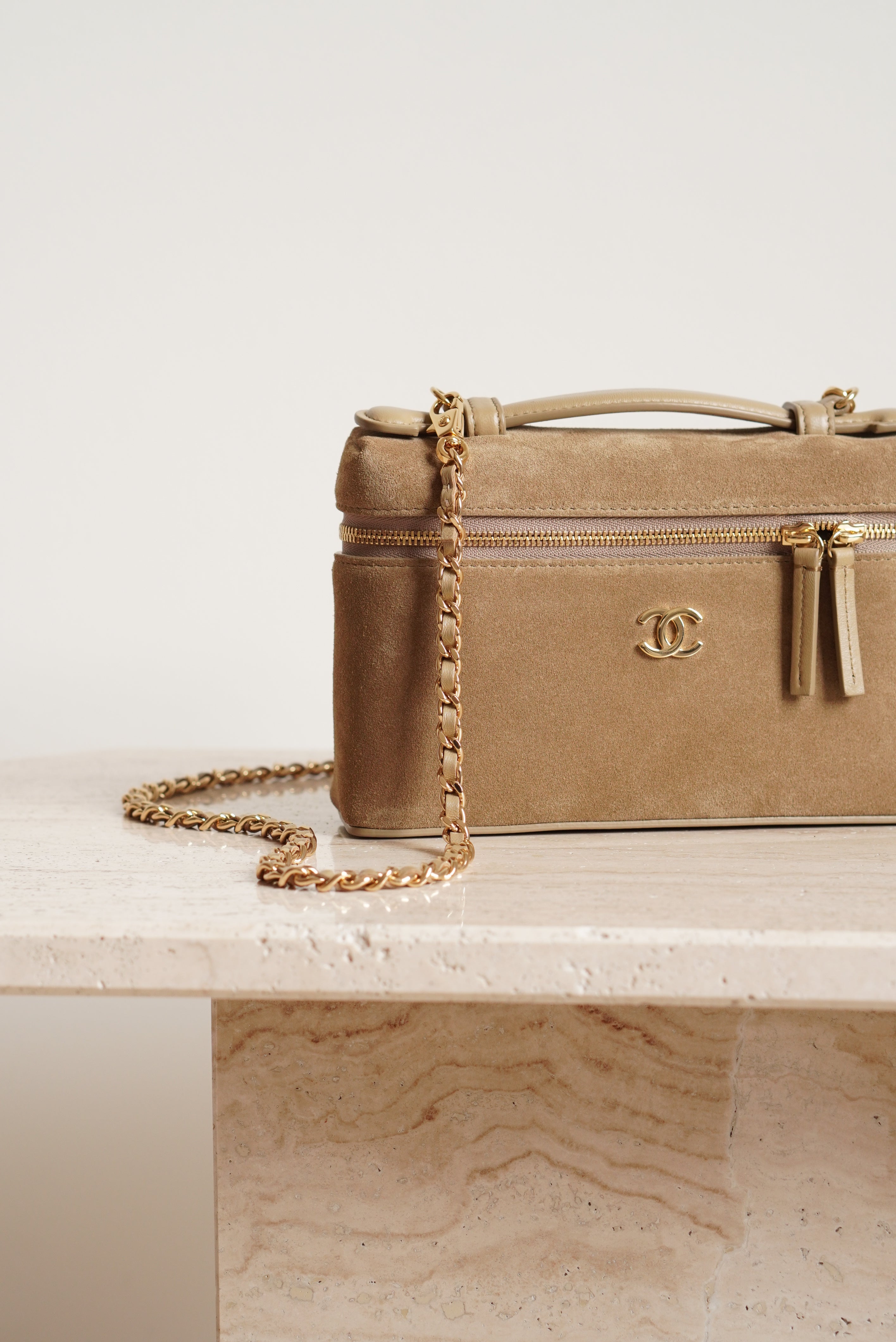 CHANEL CLASSIC 26A VANITY WITH CHAIN | BEIGE SUEDE
