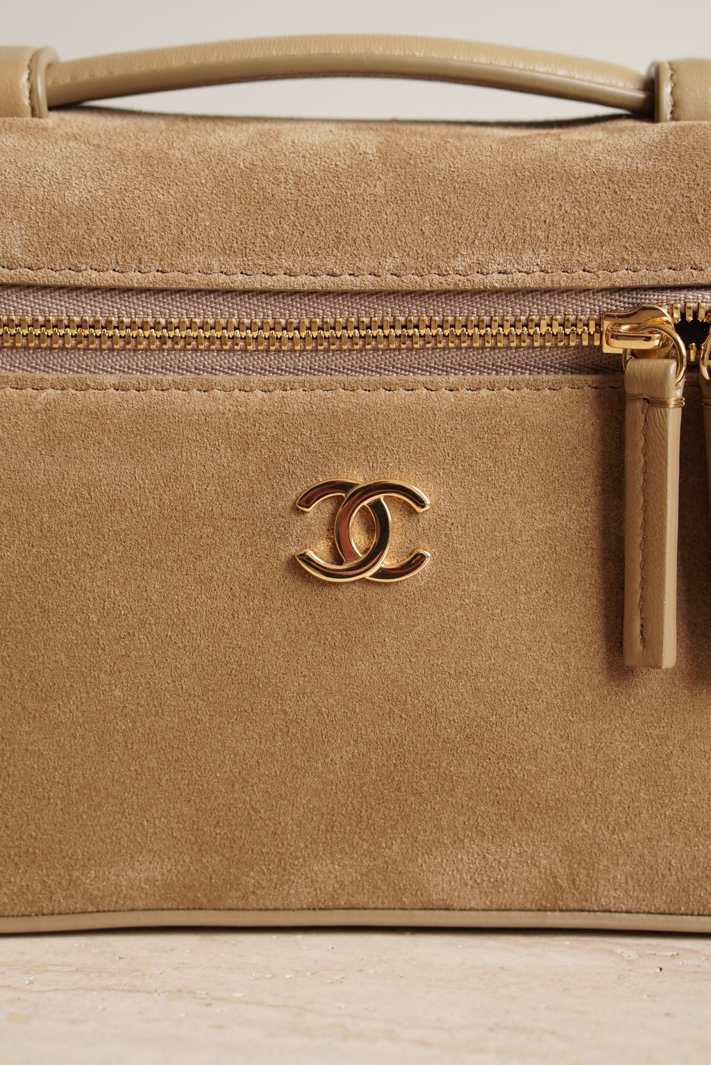 CHANEL CLASSIC 26A VANITY WITH CHAIN | BEIGE SUEDE