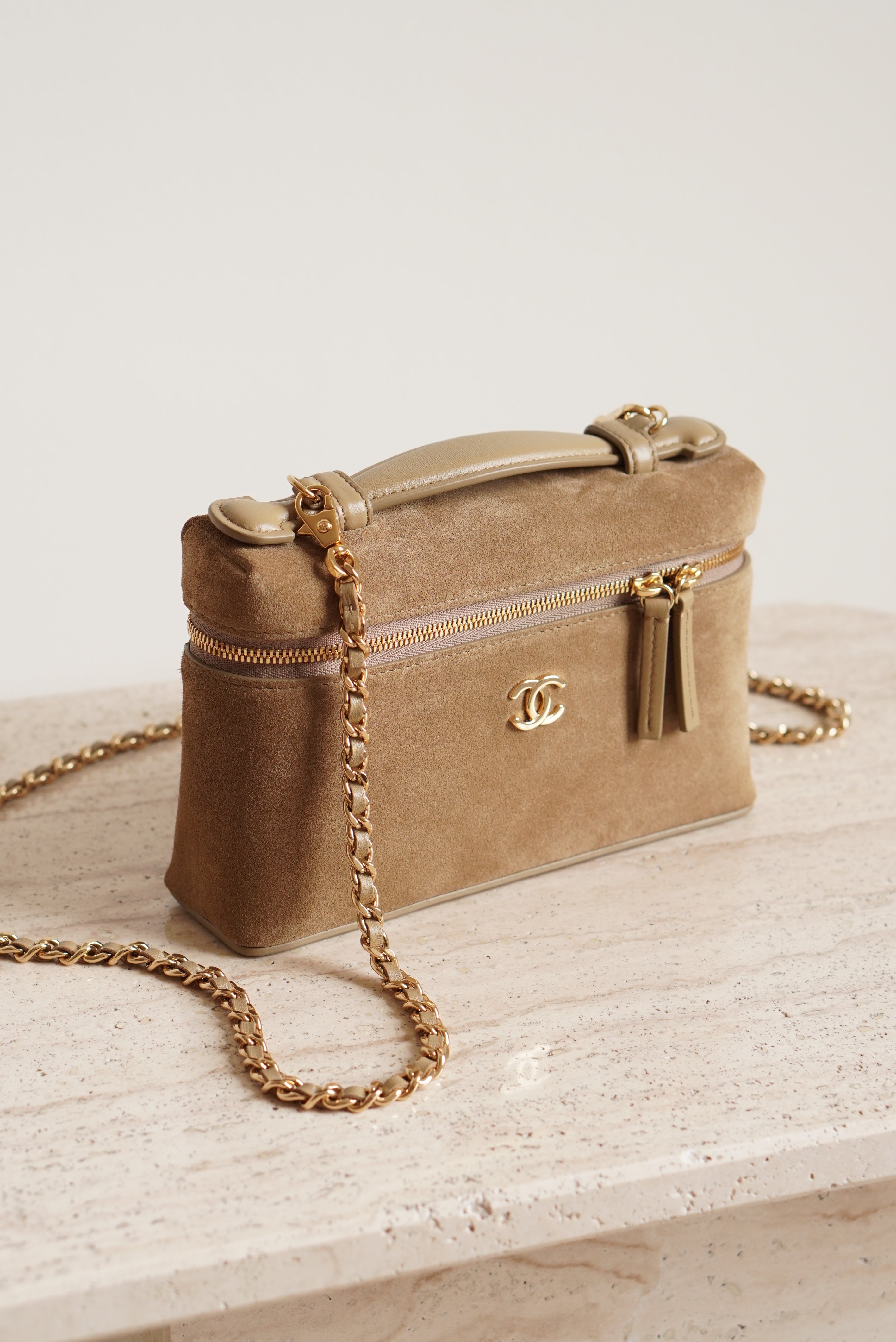 CHANEL CLASSIC 26A VANITY WITH CHAIN | BEIGE SUEDE