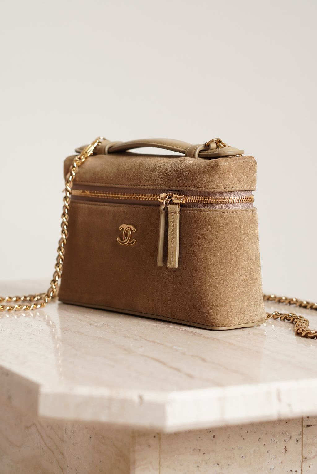 CHANEL CLASSIC 26A VANITY WITH CHAIN | BEIGE SUEDE