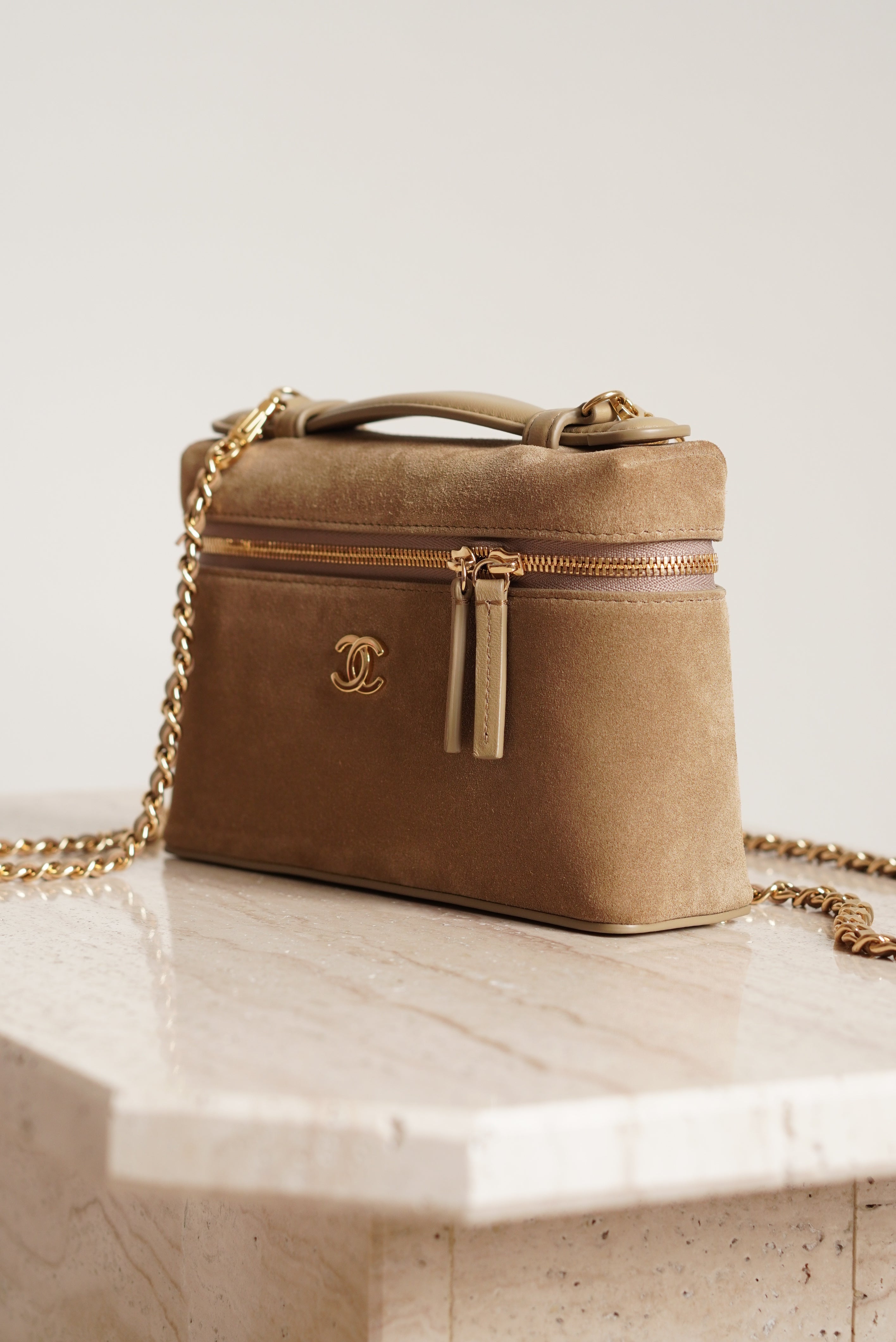 CHANEL CLASSIC 26A VANITY WITH CHAIN | BEIGE SUEDE
