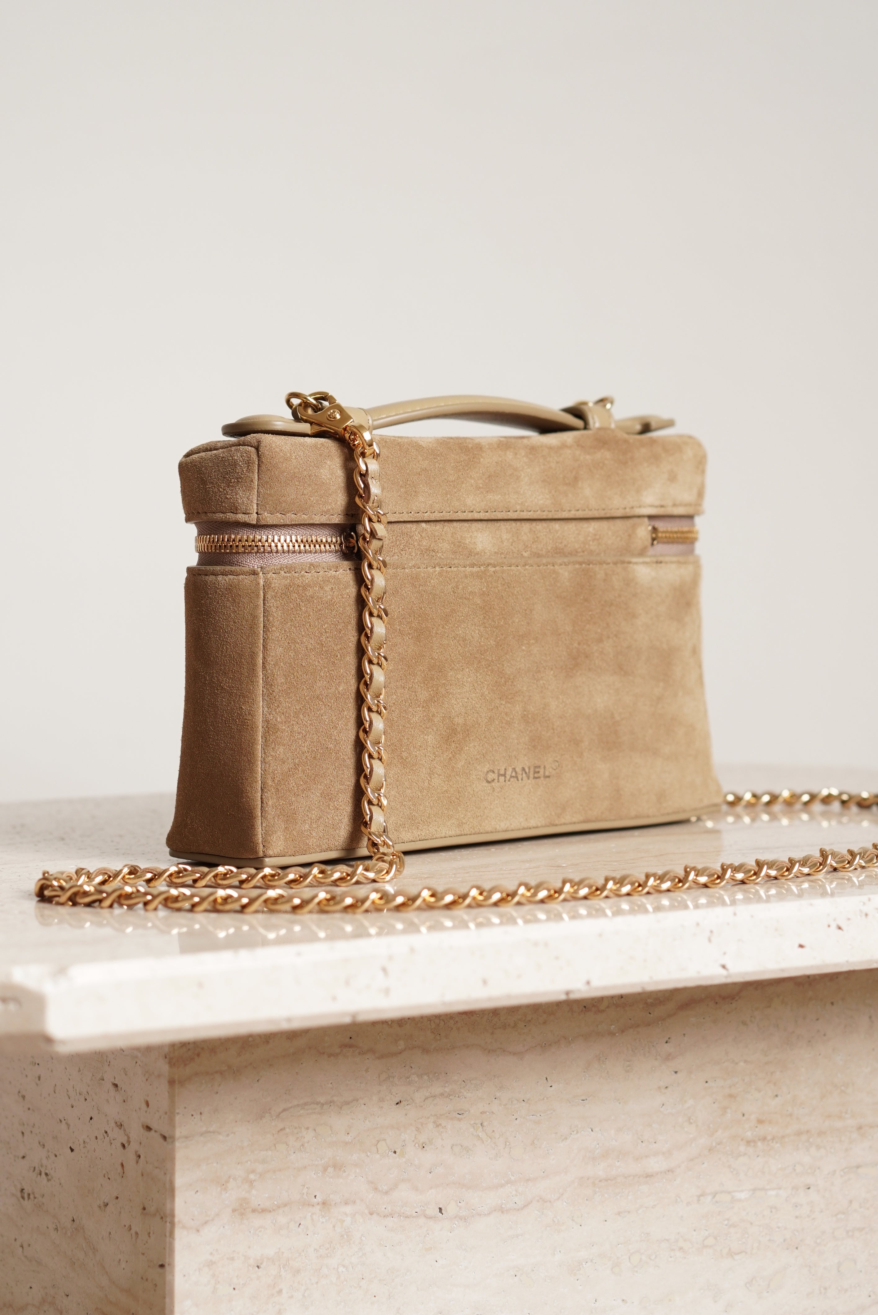 CHANEL CLASSIC 26A VANITY WITH CHAIN | BEIGE SUEDE
