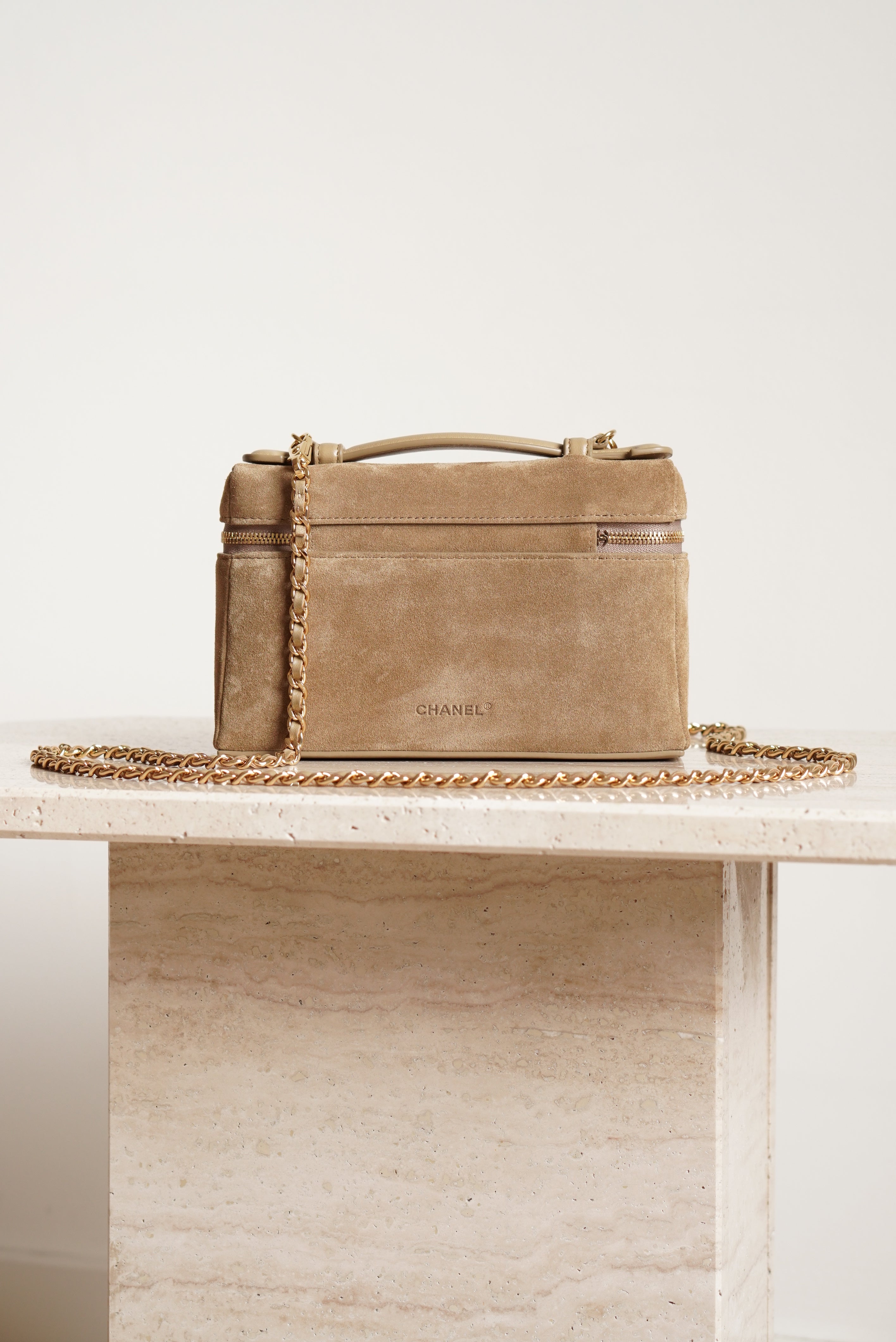 CHANEL CLASSIC 26A VANITY WITH CHAIN | BEIGE SUEDE