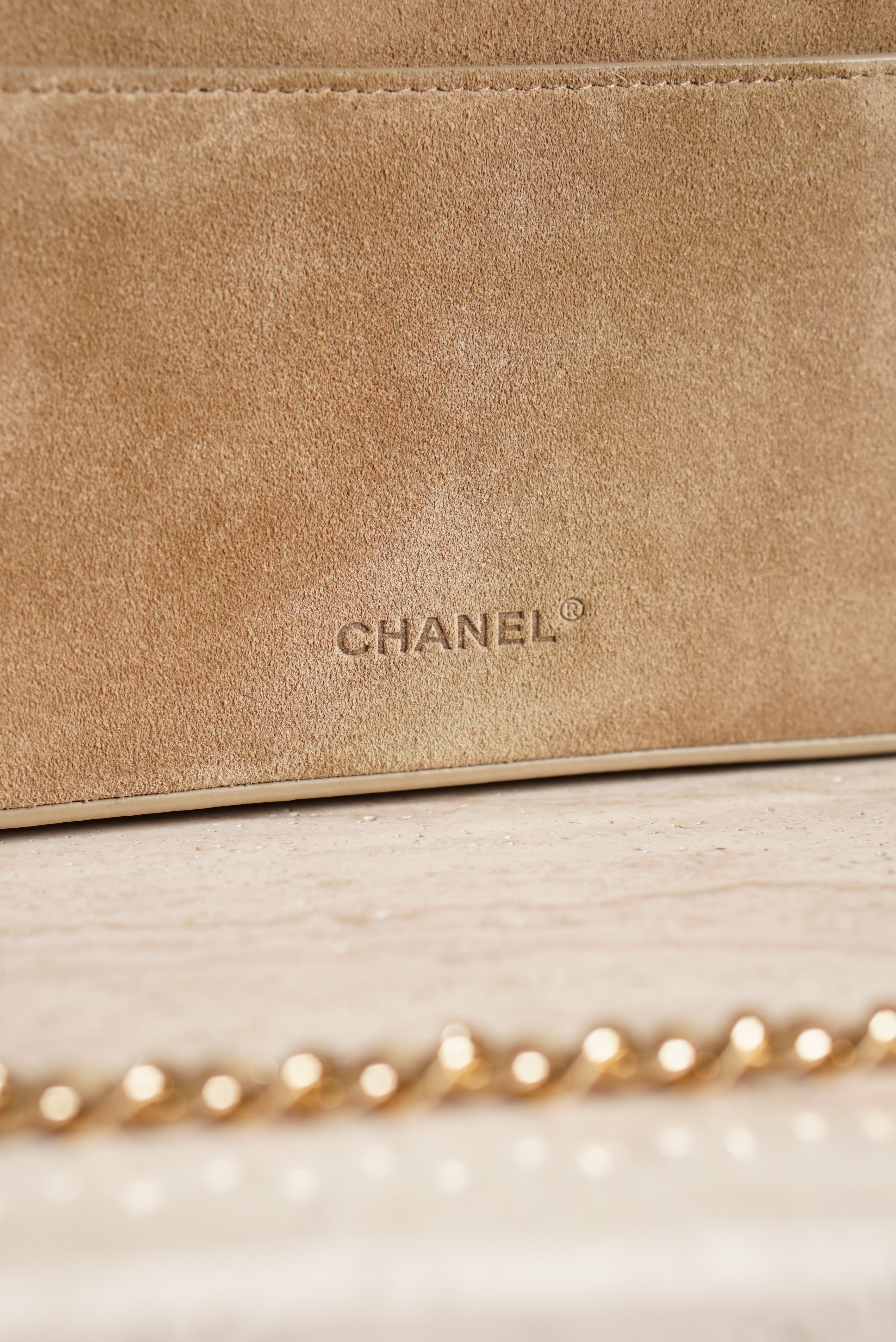 CHANEL CLASSIC 26A VANITY WITH CHAIN | BEIGE SUEDE