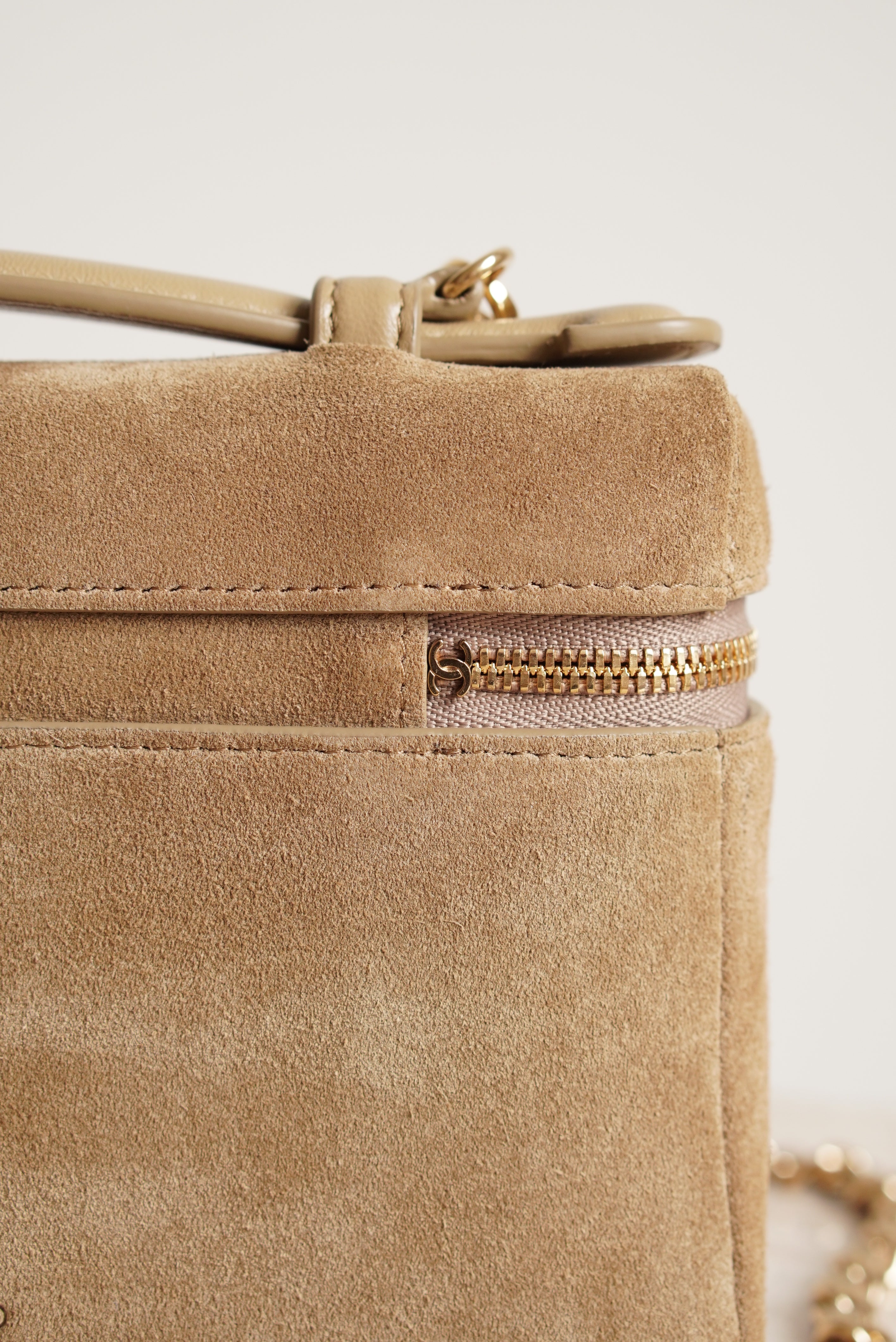 CHANEL CLASSIC 26A VANITY WITH CHAIN | BEIGE SUEDE