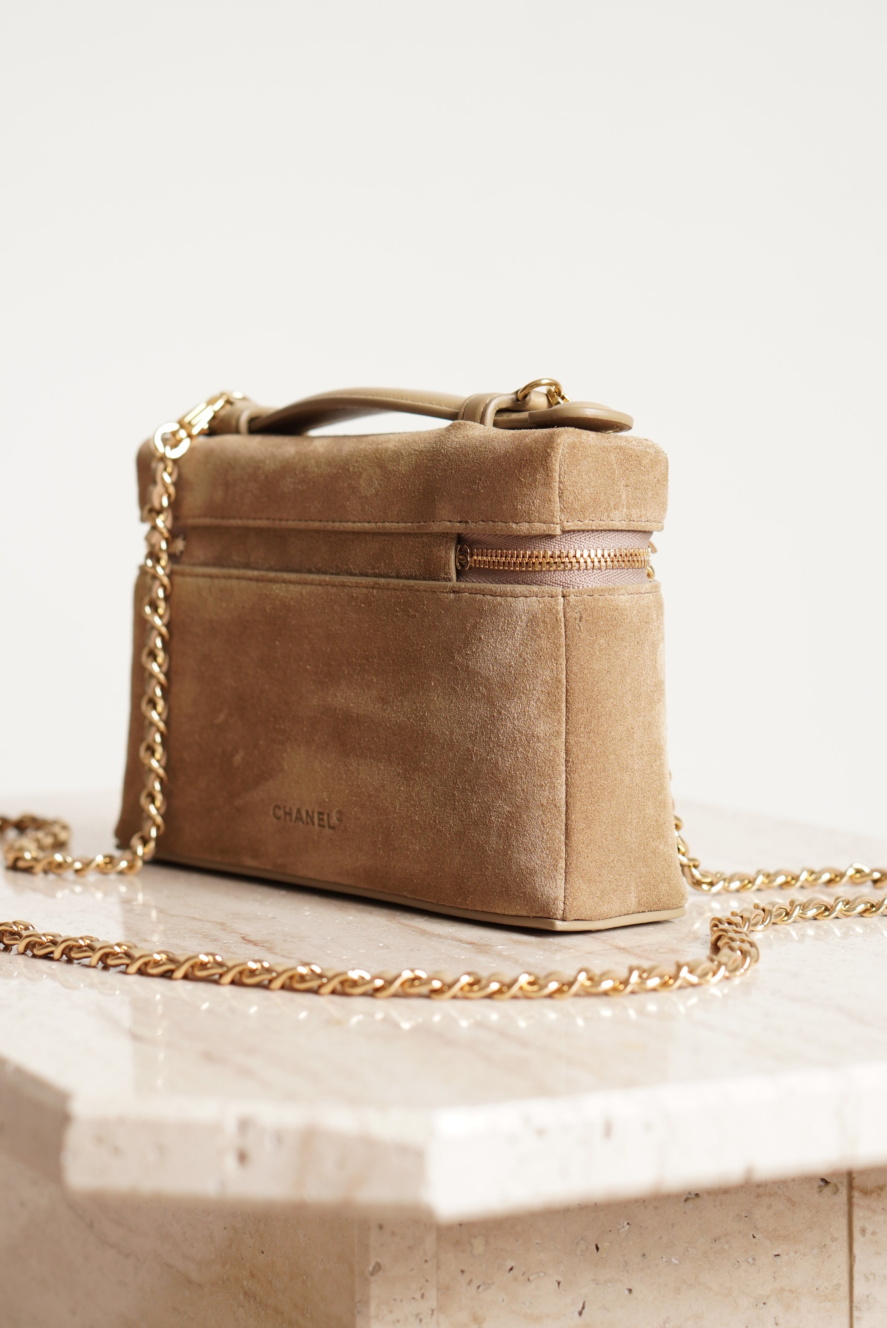 CHANEL CLASSIC 26A VANITY WITH CHAIN | BEIGE SUEDE