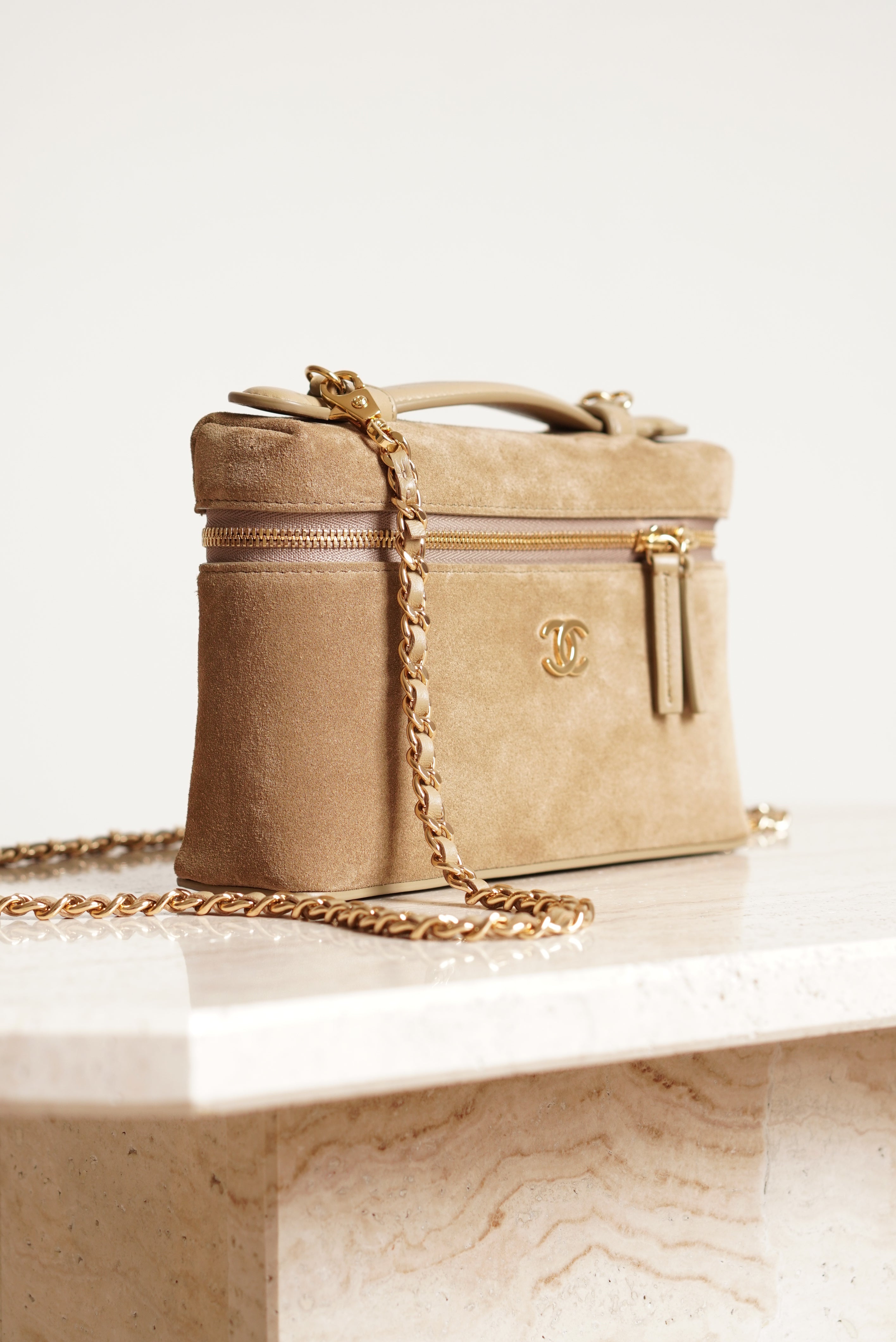 CHANEL CLASSIC 26A VANITY WITH CHAIN | BEIGE SUEDE