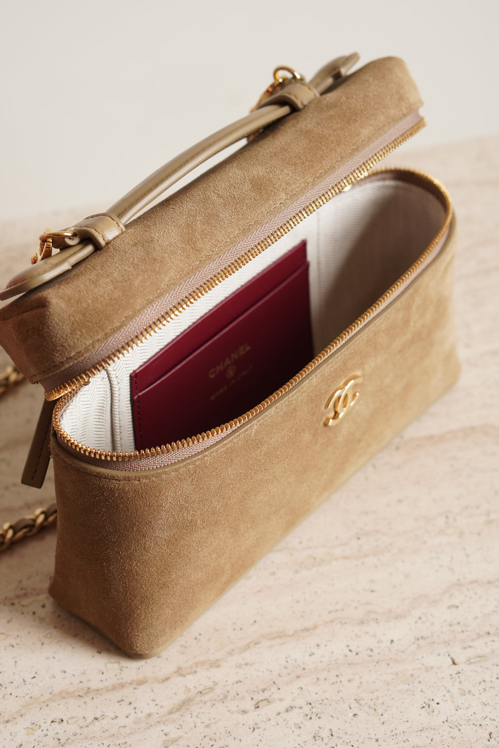 CHANEL CLASSIC 26A VANITY WITH CHAIN | BEIGE SUEDE