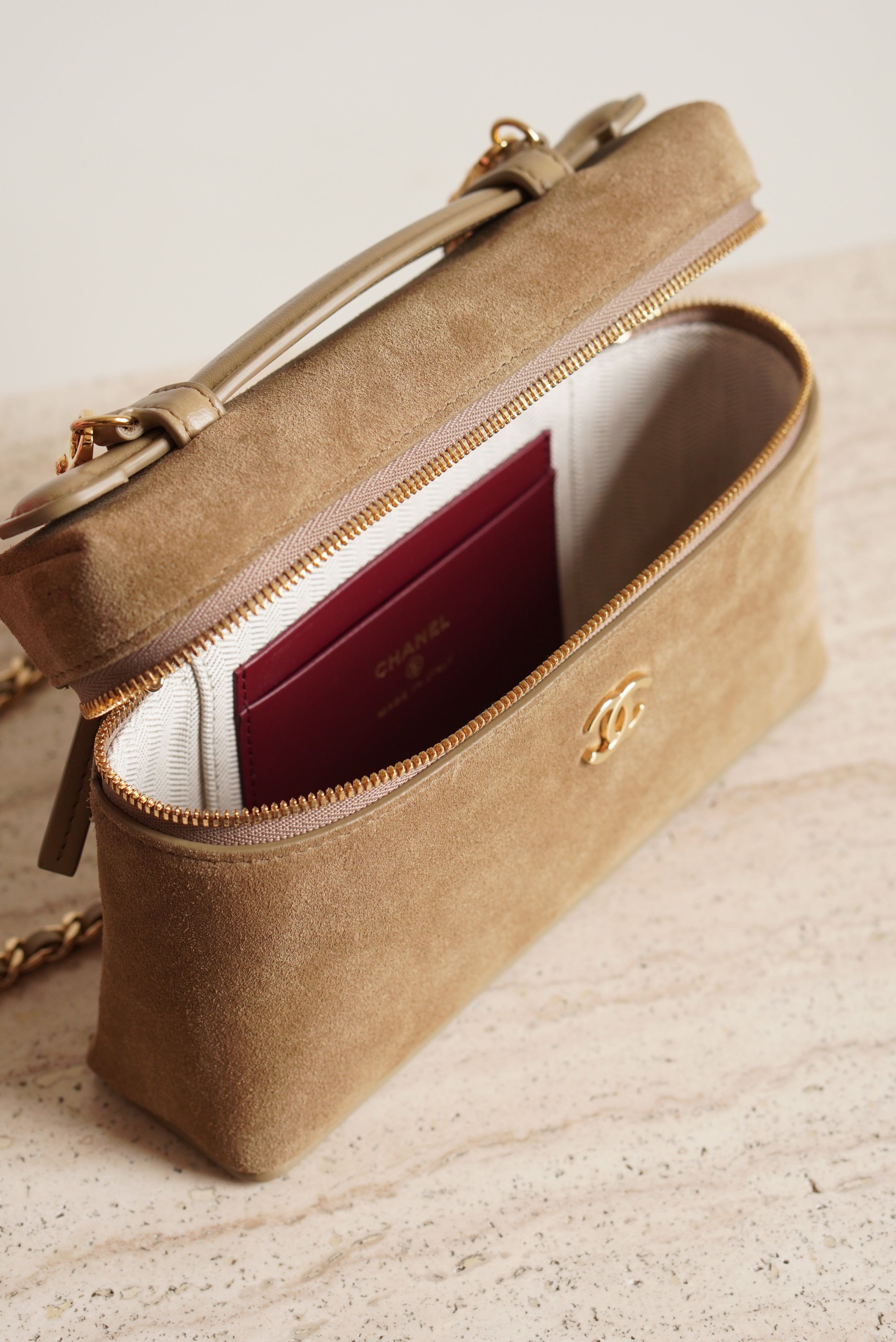 CHANEL CLASSIC 26A VANITY WITH CHAIN | BEIGE SUEDE